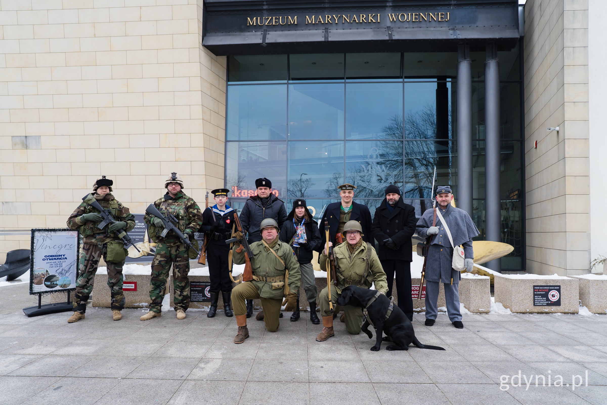 Rekonstruktorzy historyczni kwestujący przed Muzeum Marynarki Wojennej (fot. Paweł Budziński)