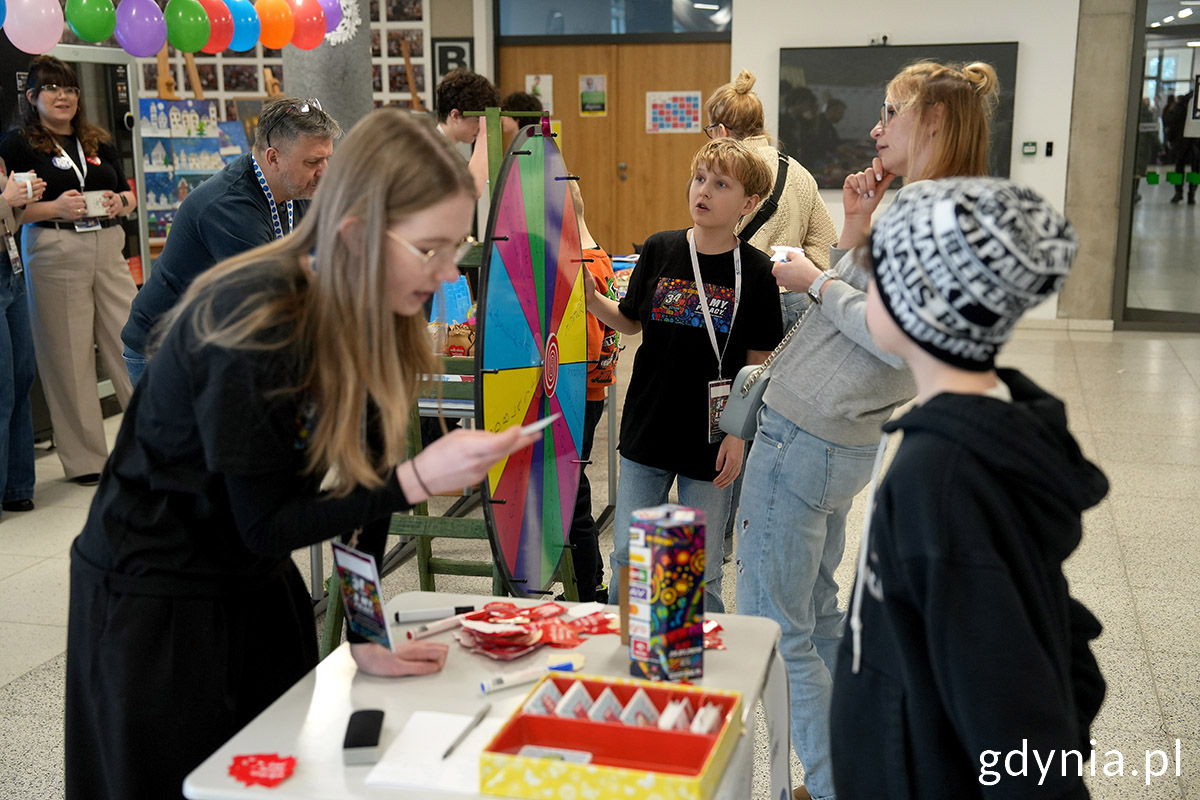 Koło fortuny w sztabie ZSO nr 8 (fot. Mirosław Pieślak)