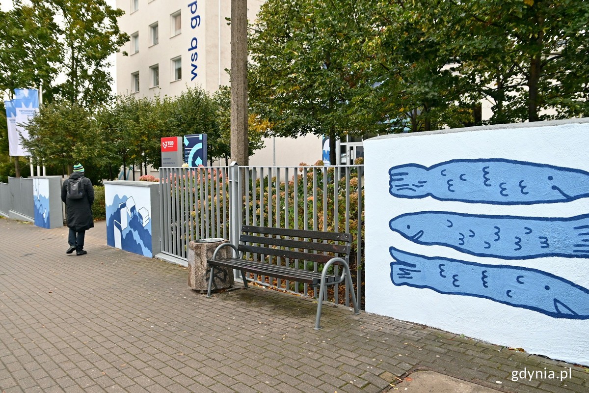 Trzy murale przed wejściem do budynku Uniwersytetu WSB Merito w Gdyni, które odsłonięto 20 października // fot. Magdalena Czernek 