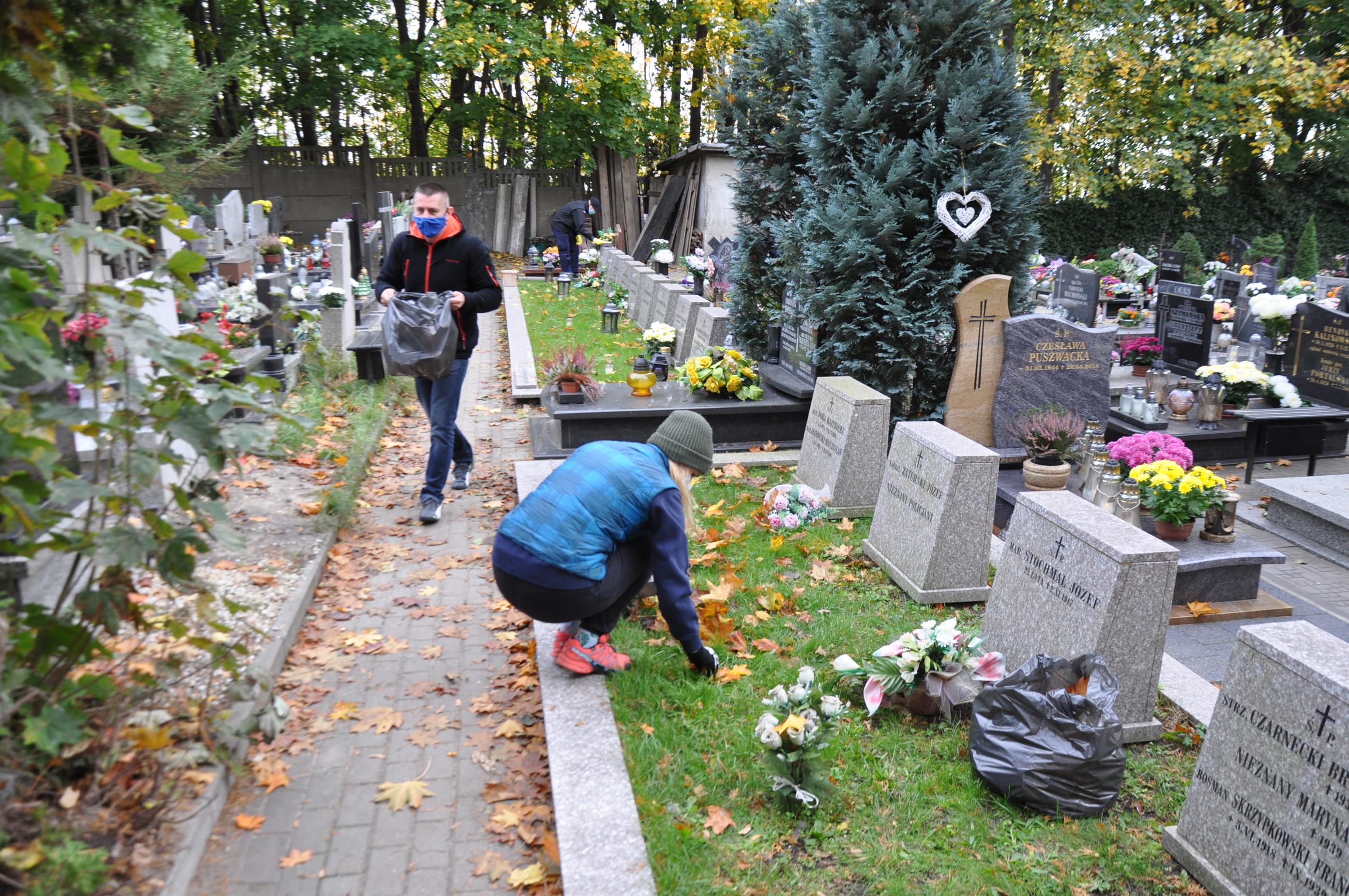 Akademia Marynarki Wojennej troską objęła mogiły zasłużonych żołnierzy, obrońców Wybrzeża i byłych komendantów uczelni // fot. materiały AMW w Gdyni
