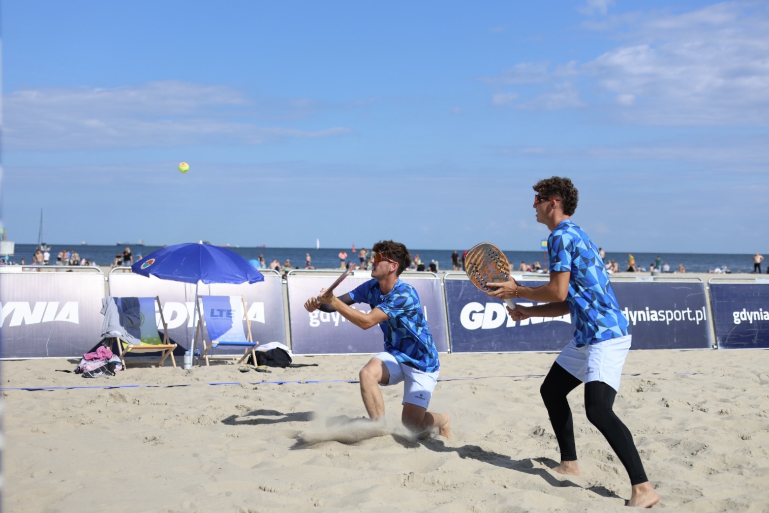 zawodnicy w trakcie gry w tenisa plażowego