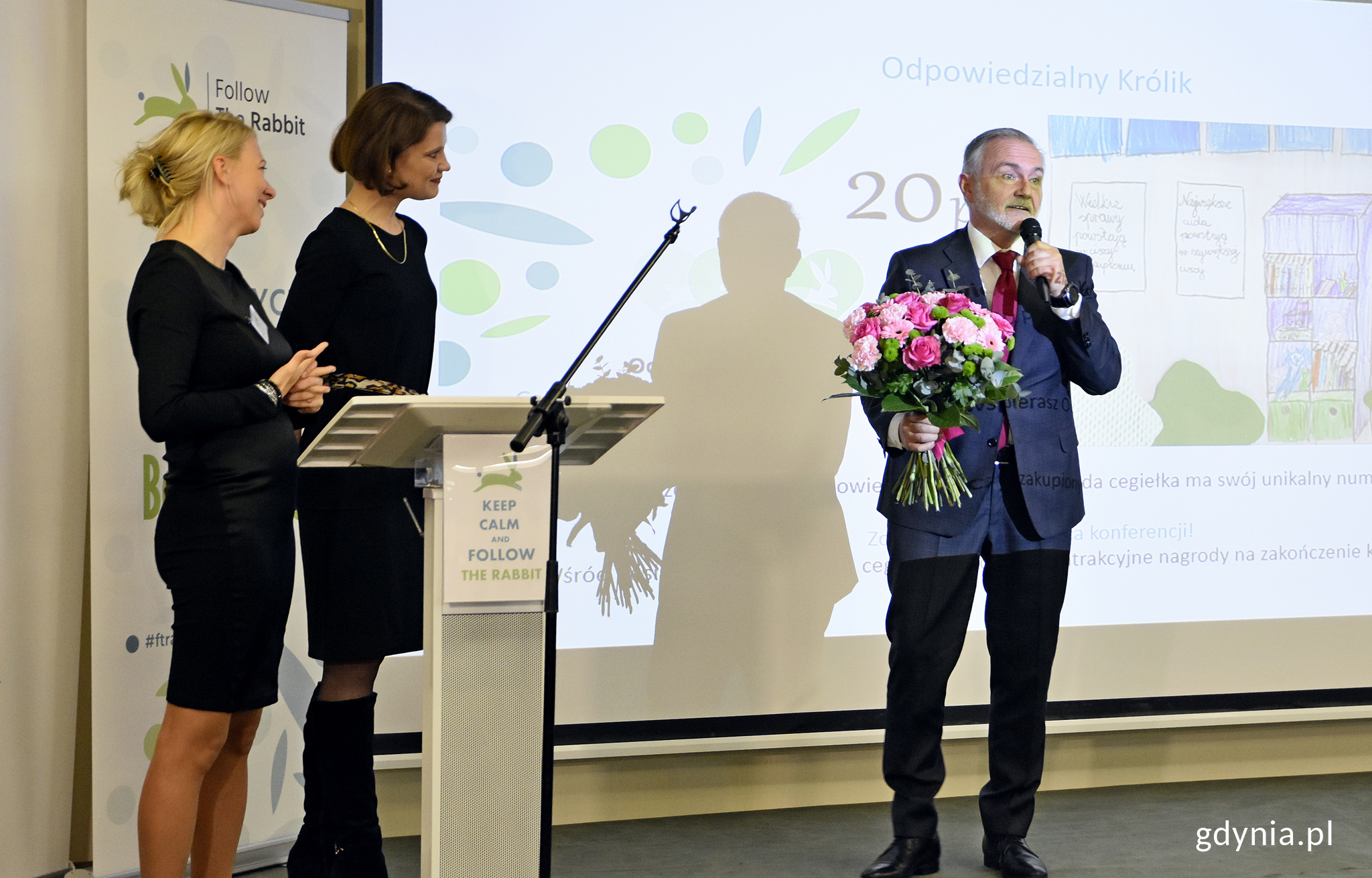 Gratulacje dla Agaty Witczak - laureatki gdyńskiego Medalu im. E. Kwiatkowskiego złożyli Wojciech Szczurek, prezydent Gdyni i Katarzyna Gruszecka-Spychała, wiceprezydent ds. gospodarki, fot. Kamil Złoch