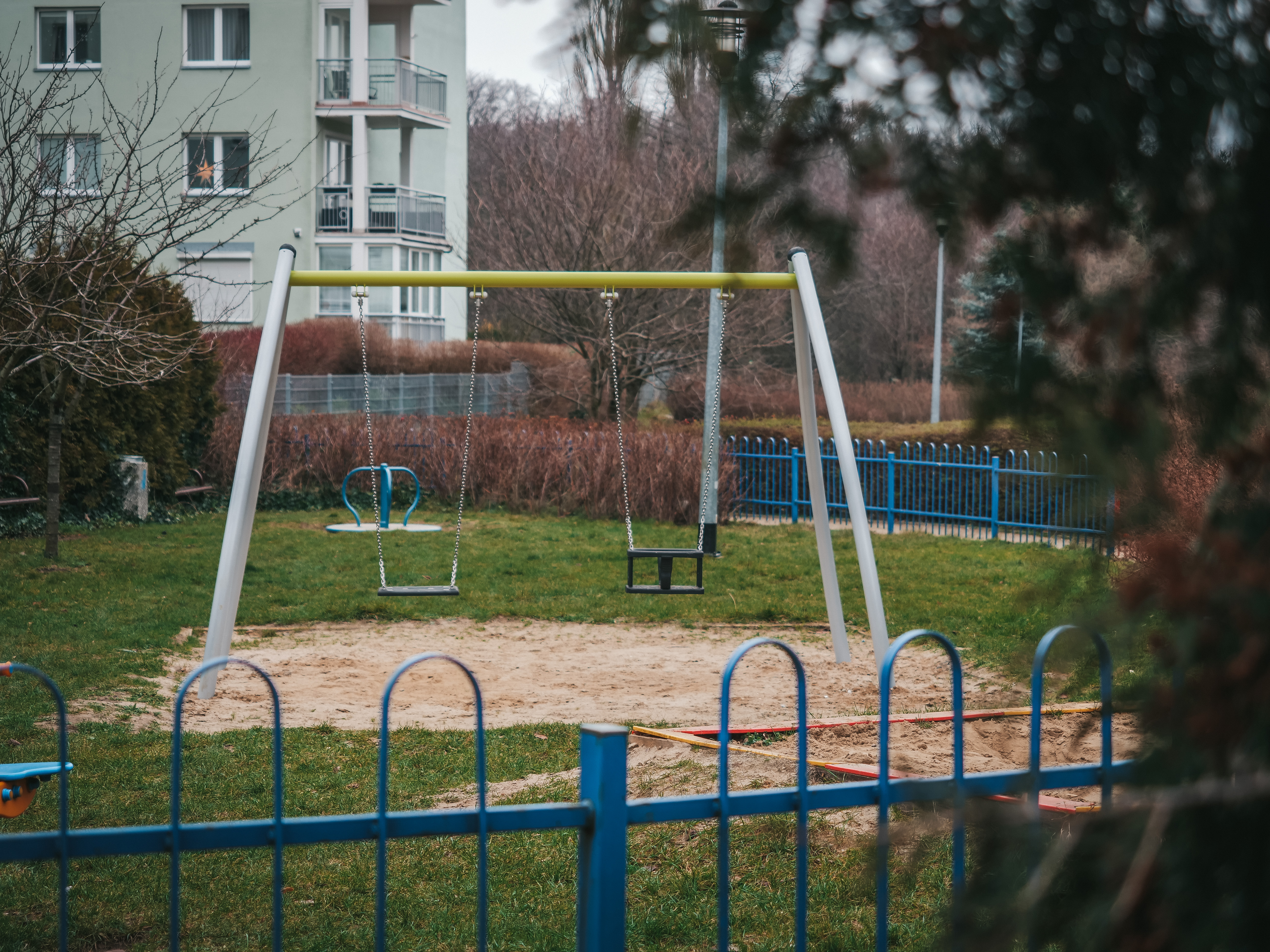 widok na plac zabaw, widoczna podwójna huśtawka 