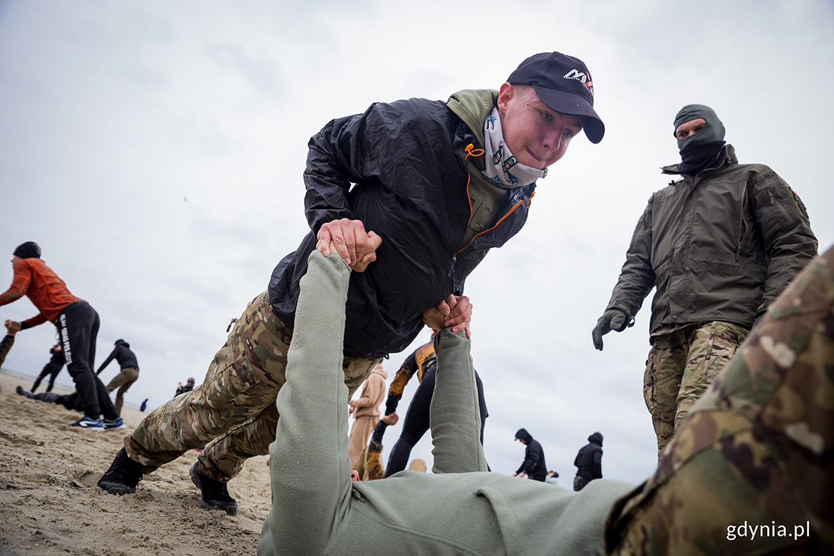 Trening na plaży mieszkańców z komandosami.