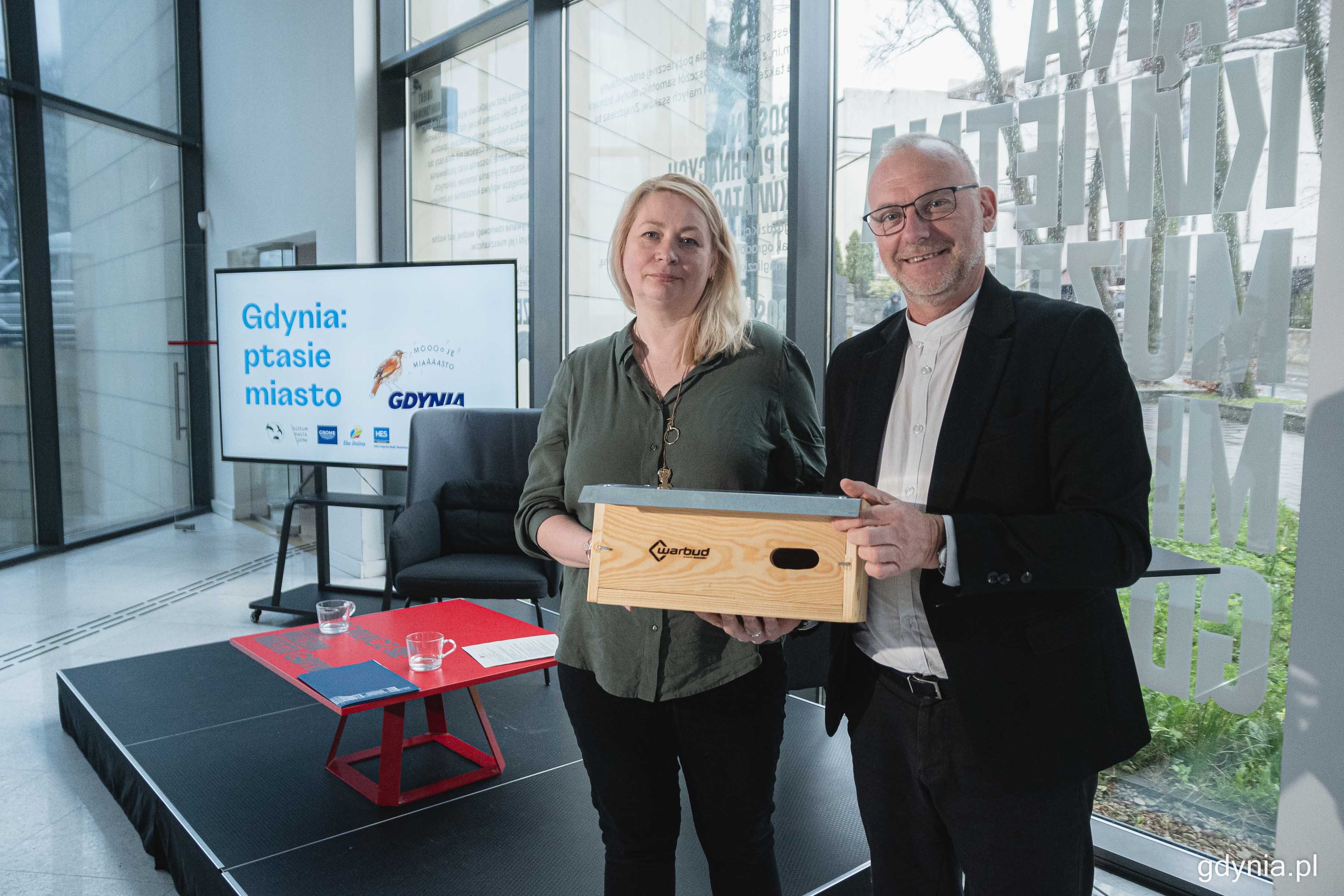 Prezes Spółdzielni Mieszkaniowej „Bałtyk”, Karolina Gastoł i wiceprezydent Gdyni ds. innowacji Michał Guć podczas podpisania porozumienia w Muzeum Miasta Gdyni, fot. Kamil Złoch