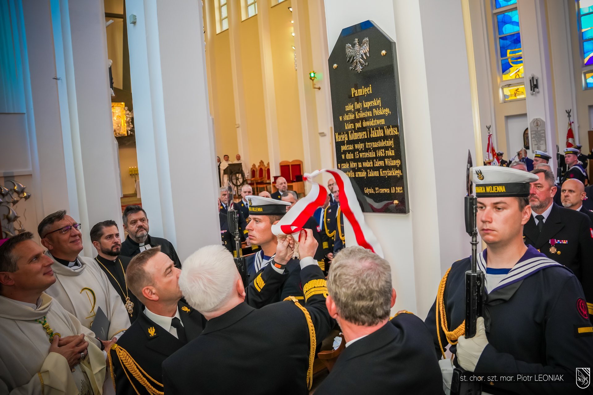 W Kościele Garnizonowym na Oksywiu podczas uroczystej mszy świętej odsłonięto tablicę pamiątkową poświęconą „Rocznicy bitwy na Zalewie Wiślanym podczas Wojny 13-letniej Królestwa Polskiego z Zakonem Krzyżackim". Fot. Piotr Leoniak