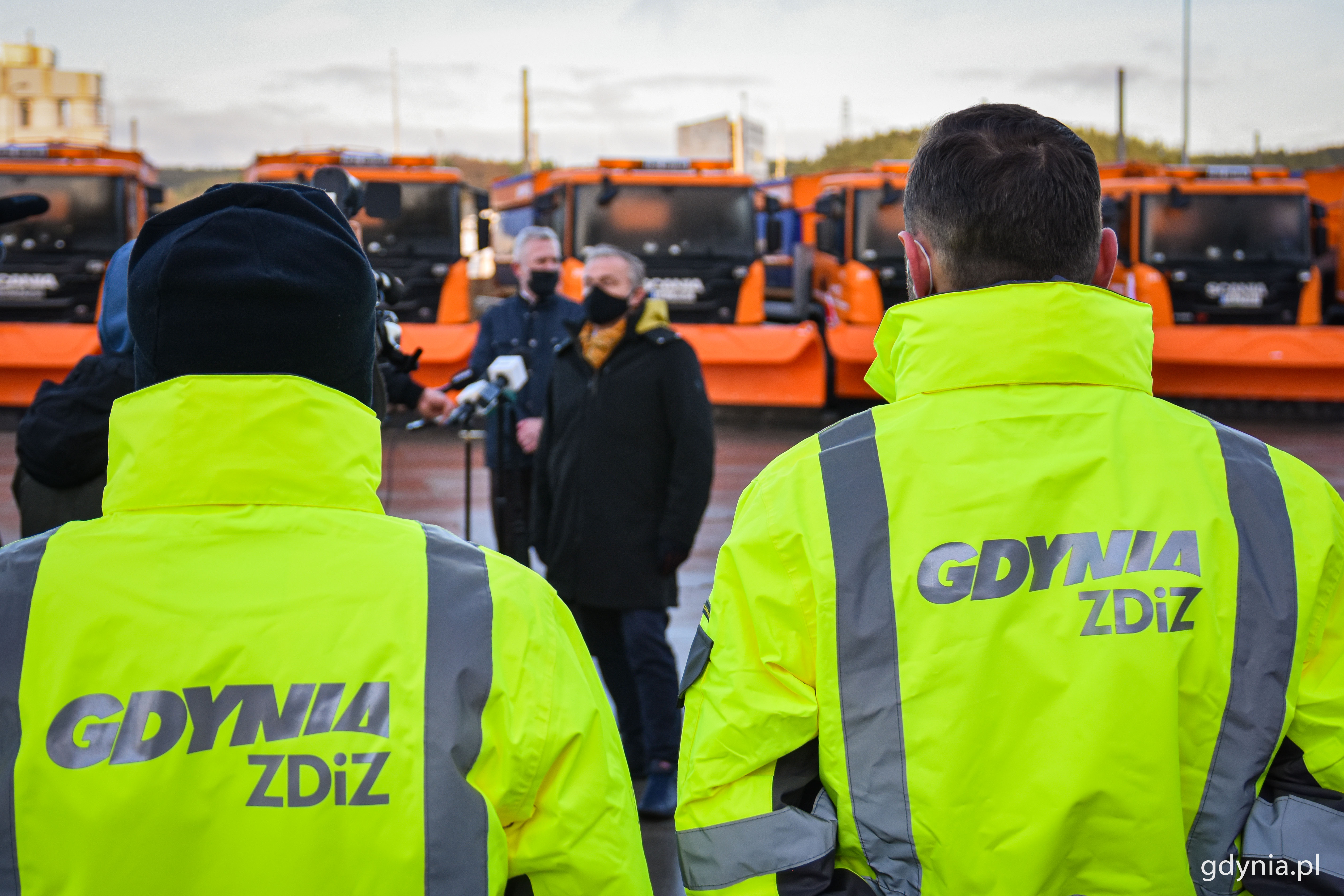 Na pierwsyzm planie kierownictwo działu LIZUD, w tle prezydent Gdynia Wojciech Szczurek // fot. gdynia.pl