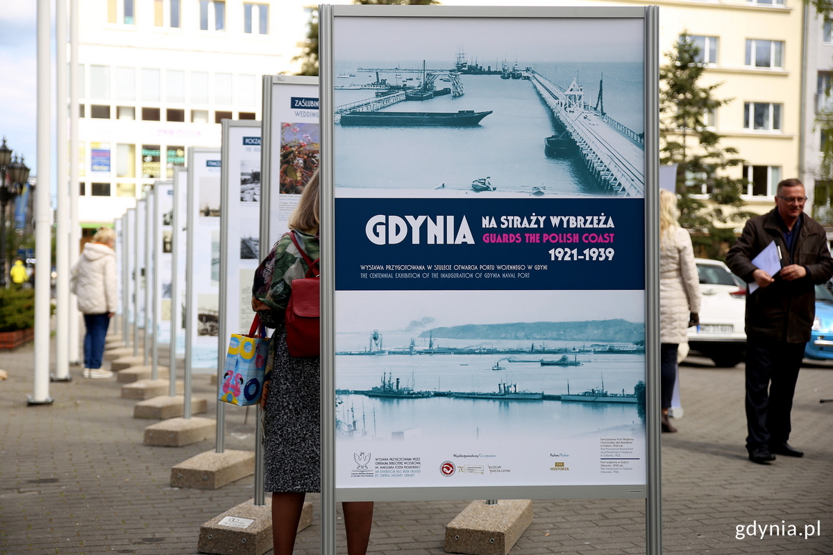 Przy kościele pw. Najświętszej Maryi Panny Królowej Polski stanęła wystawa „Gdynia na straży Wybrzeża 1921-1939”. Na zdjęciu: plansza tytułowa z informacjami o ekspozycji oraz rząd ustawionych obok siebie standów // fot. Przemysław Kozłowski