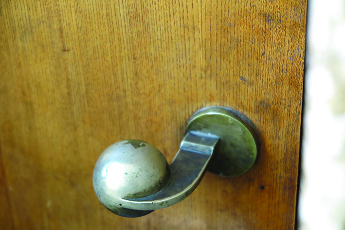 Modernistyczna klamka-kula produkowana przez wytwórnię „Bracia Lubert”, drzwi wewnętrzne w kamienicy Spółki „Pantarei” przy ul. Abrahama 37.