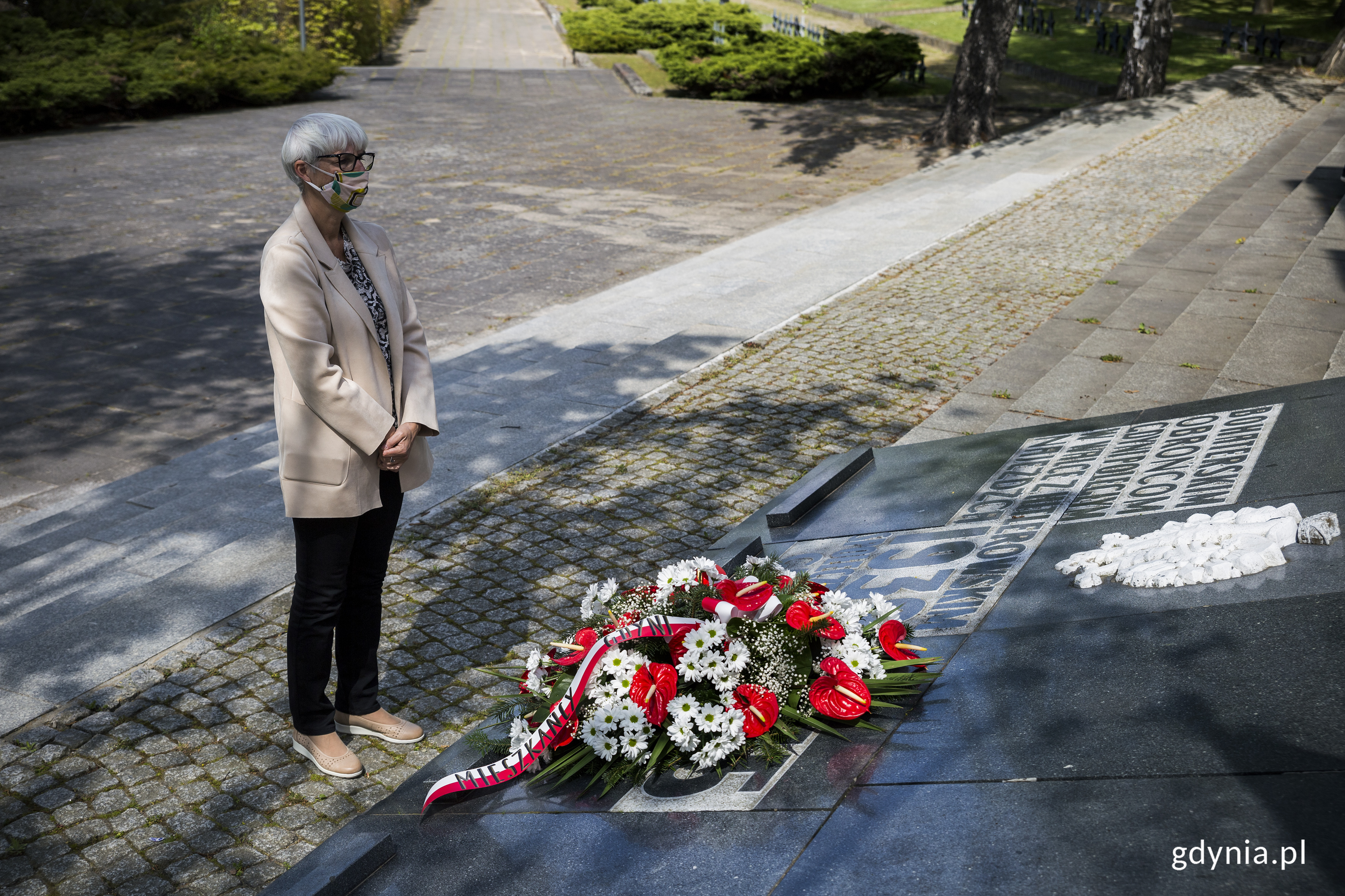 Przewodnicząca Rady Miasta Gdyni Joanna Zielińska złożyła wieniec na Cmentarzu im. Obrońców Wybrzeża/ fot. Przemysław Kozłowski 