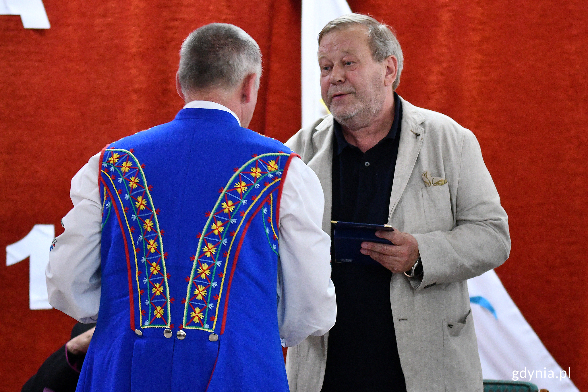 Mirosław Piepka odbiera medal „Srebrna Tabakiera Abrahama” w Szkole Podstawowej nr 43 w Gdyni w 2019 roku. Fot. Michał Puszczewicz