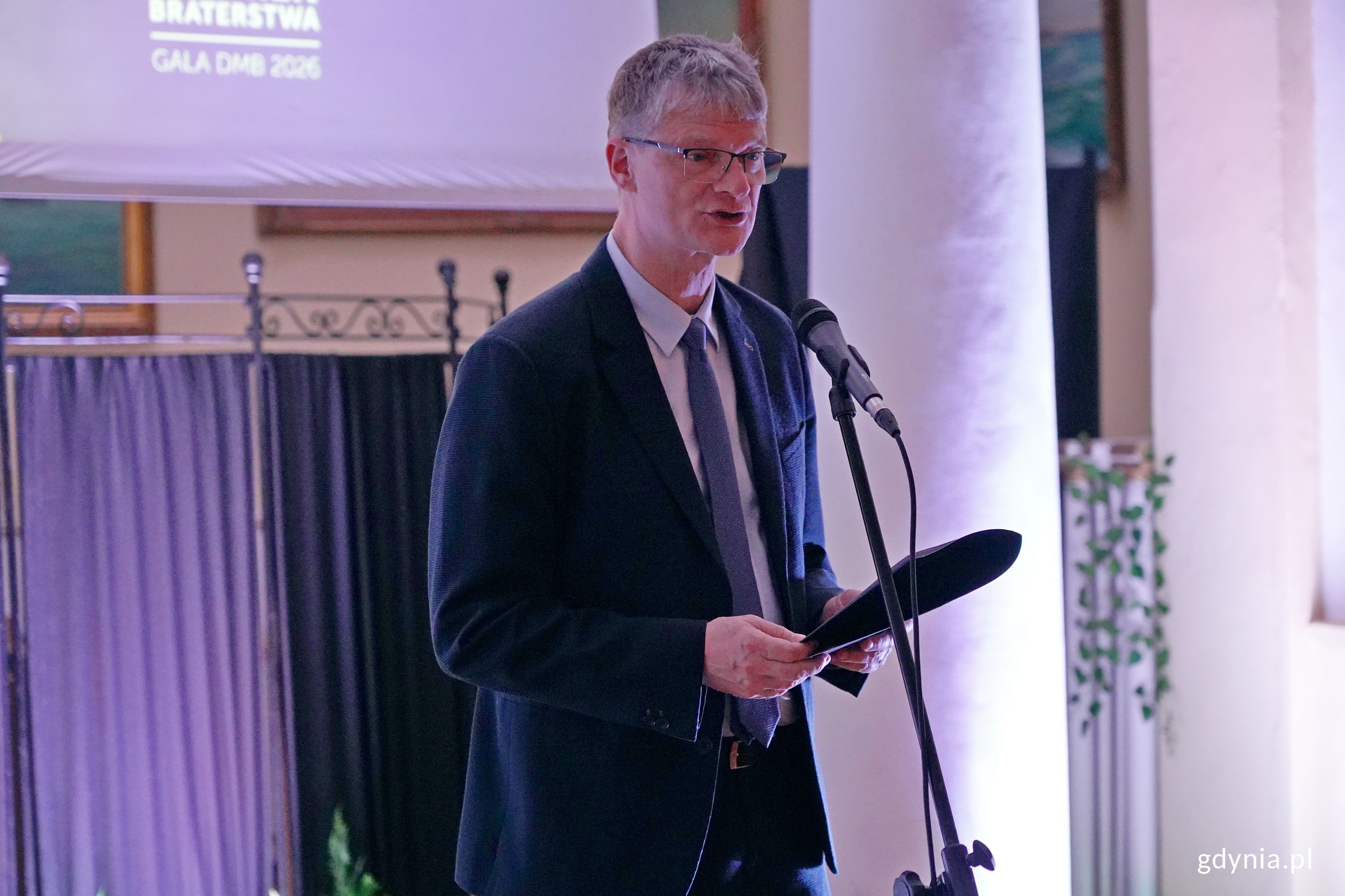 Wiceprezydent Gdyni Rafał Geremek przemawiający podczas gali Dnia Myśli Braterskiej (fot. Magdalena Czernek)