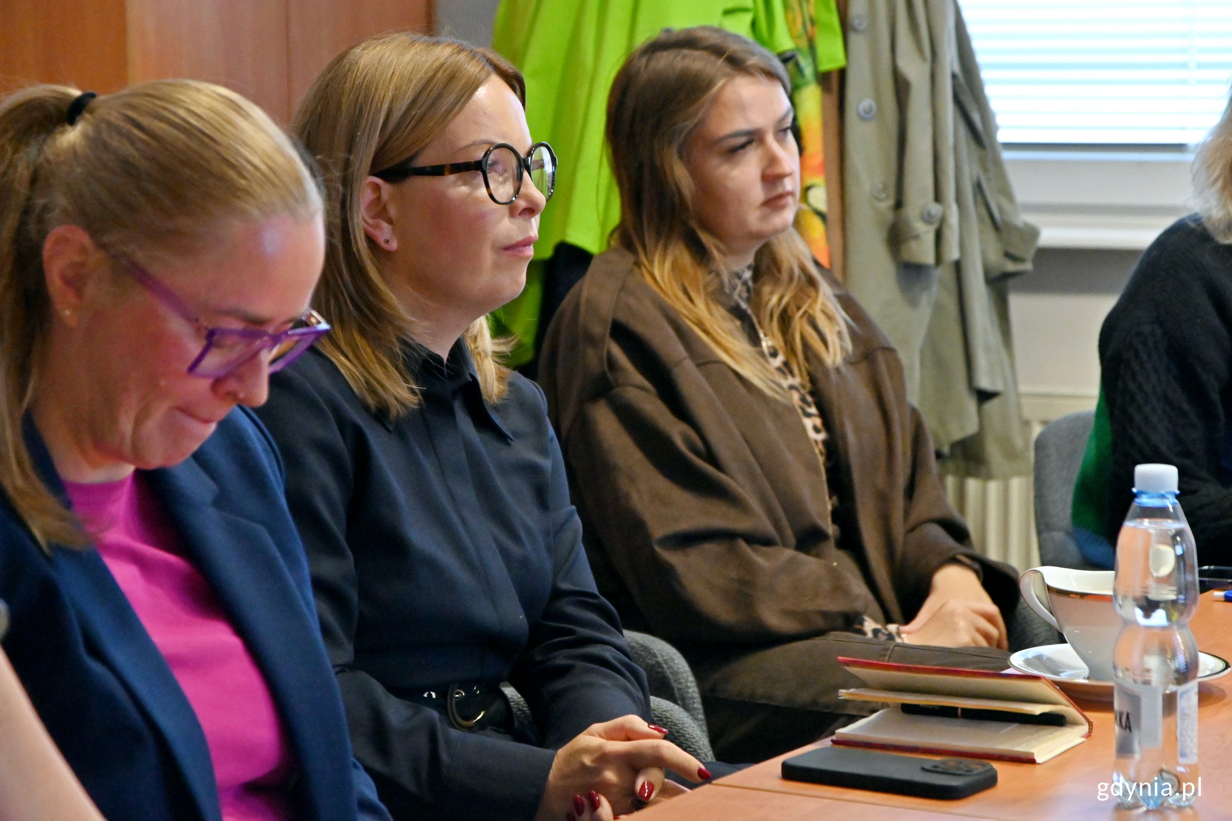 W środku: wiceprezydentka Gdyni Oktawia Gorzeńska oraz uczestniczki wydarzenia podczas spotkania „Edukacja i rynek pracy – uczniowie w obliczu zawodowych wyzwań” zorganizowanego przez Powiatowy Urząd Pracy w Gdyni 