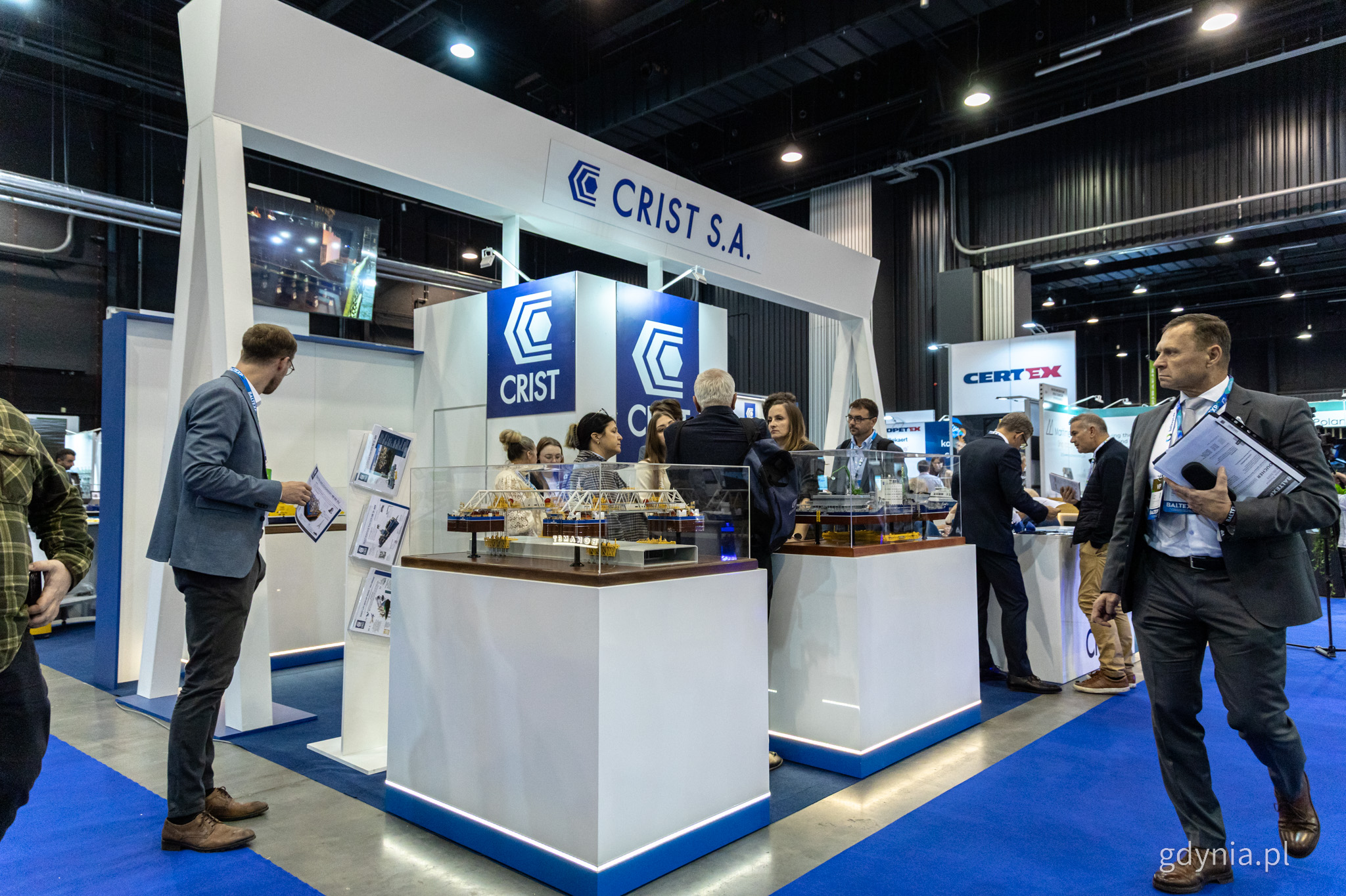 Hala wystawowa AmberExpo, targi, stoisko firmy Crist, ludzie