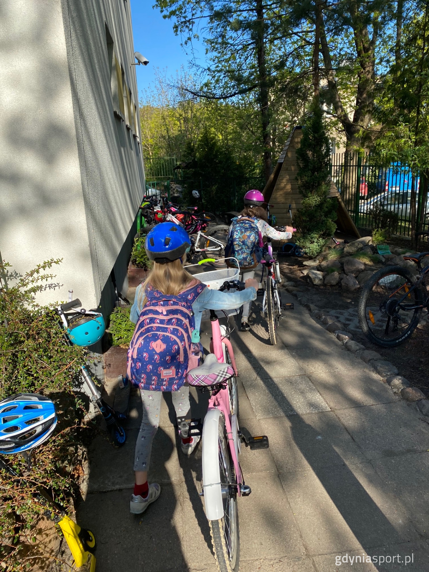 dzieci na rowerach przed szkołą