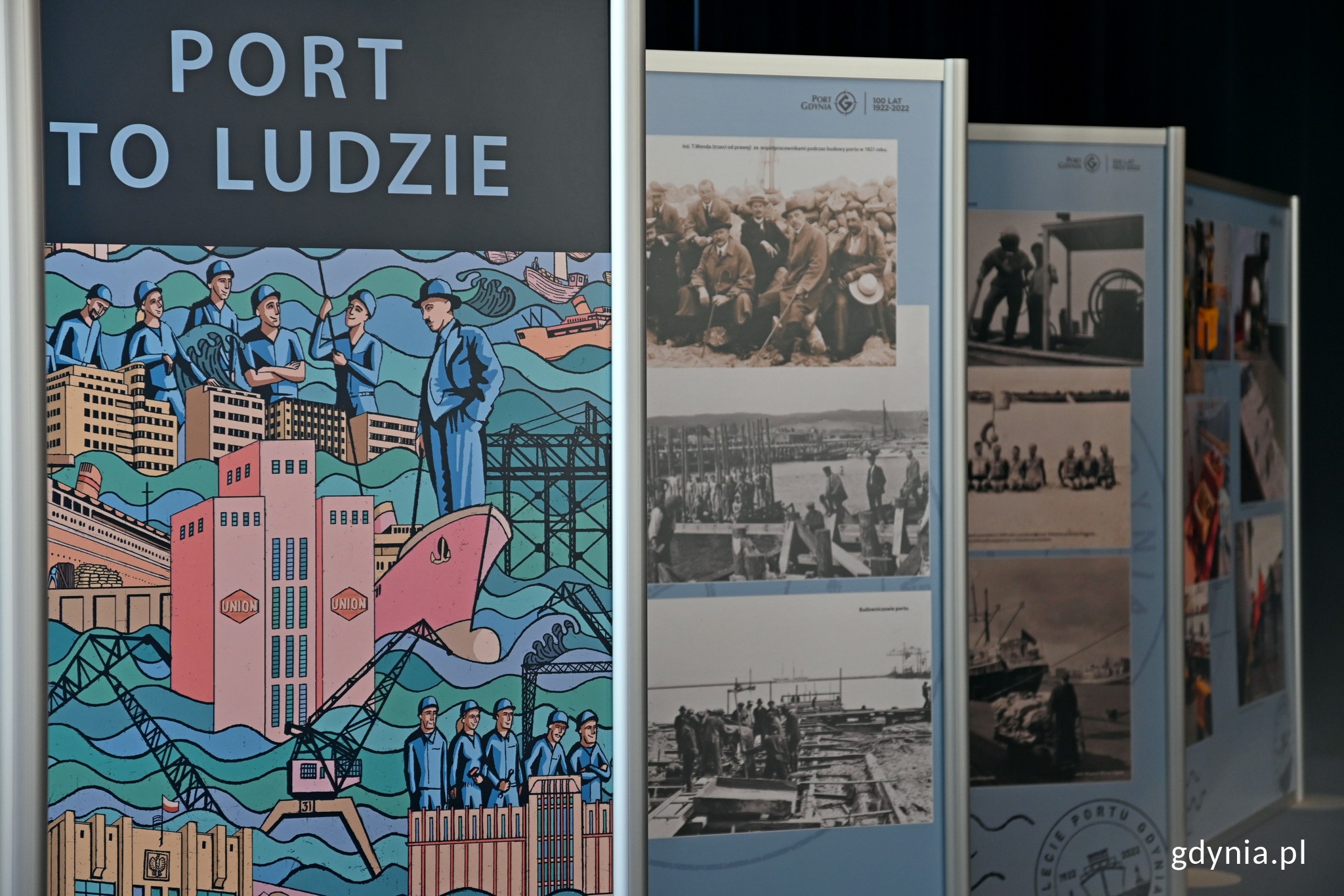 Fragment wystawy przygotowanej z okazji stulecia portu w Gdyni. Na kilku tablicach widać archiwalne zdjęcia // fot. Magdalena Czernek