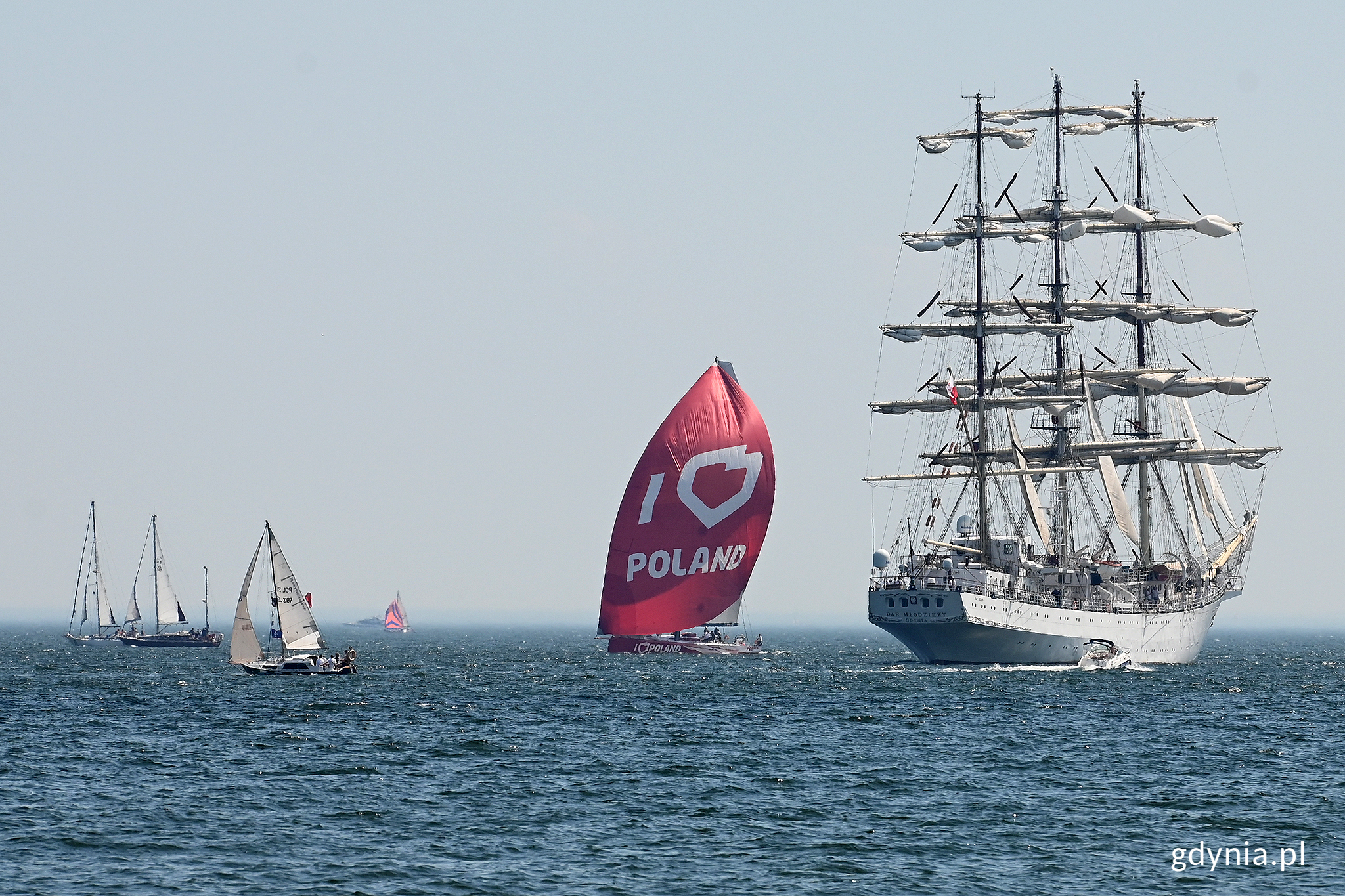 "Dar Młodzieży", jacht "I love Poland" i inne jednostki uczestniczące w Żeglarskiej Paradzie Świętojańskiej // fot. Michał Puszczewicz