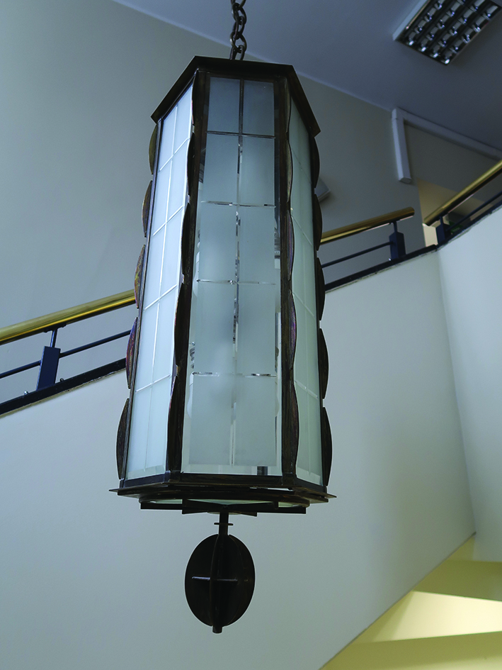 Lampa wisząca z końca lat 20. XX w. na klatce schodowej w budynku d. Banku Gospodarstwa Krajowego przy ul. 10 Lutego 8