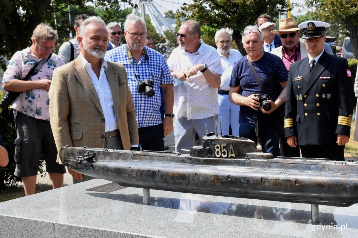 Makieta torpedowego okrętu podwodnego ORP Orzeł powstała z myślą o osobach niewidomych. Na zdjęciu prezydent Wojciech Szczurek, goście uroczystości oraz miniatura okrętu.// fot. Magdalena Śliżewska