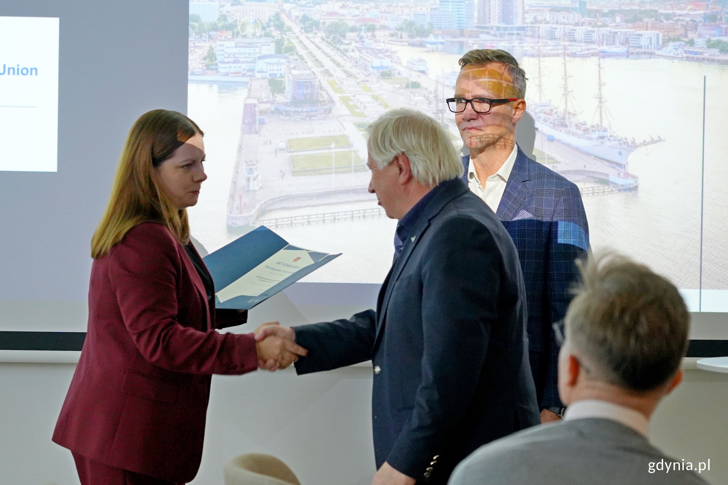 Prezydent Gdyni Aleksandra Kosiorek wręcza akt powołania do Gdyńskiej Rady dialogu Gospodarczego Bogusławowi Witkowskiemu - prezesowi zarządu klubu VBW Gdynia (fot. Magdalena Czernek)