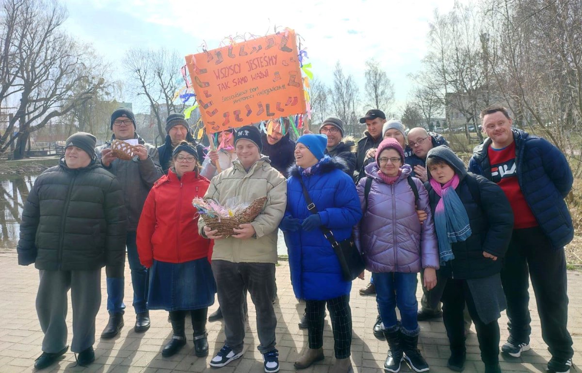 Zdjęcie grupowe przedstawia uczestników zajęć ŚDS Maciejewicza 11 podczas niedawnej akcji "Tolerancja". 