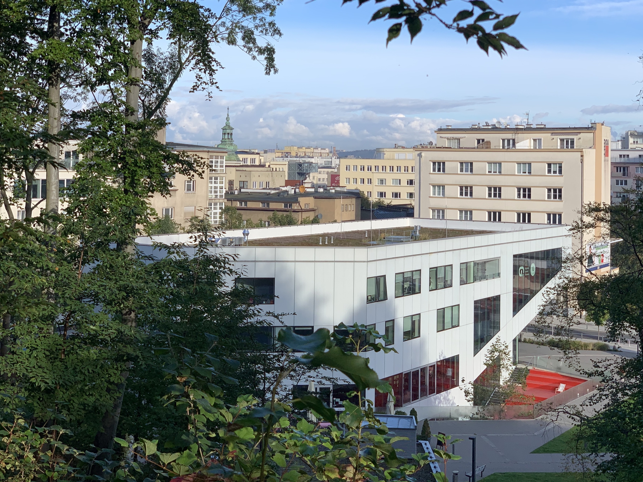 Zielony dach budynku Gdyńskiego Centrum Filmowego