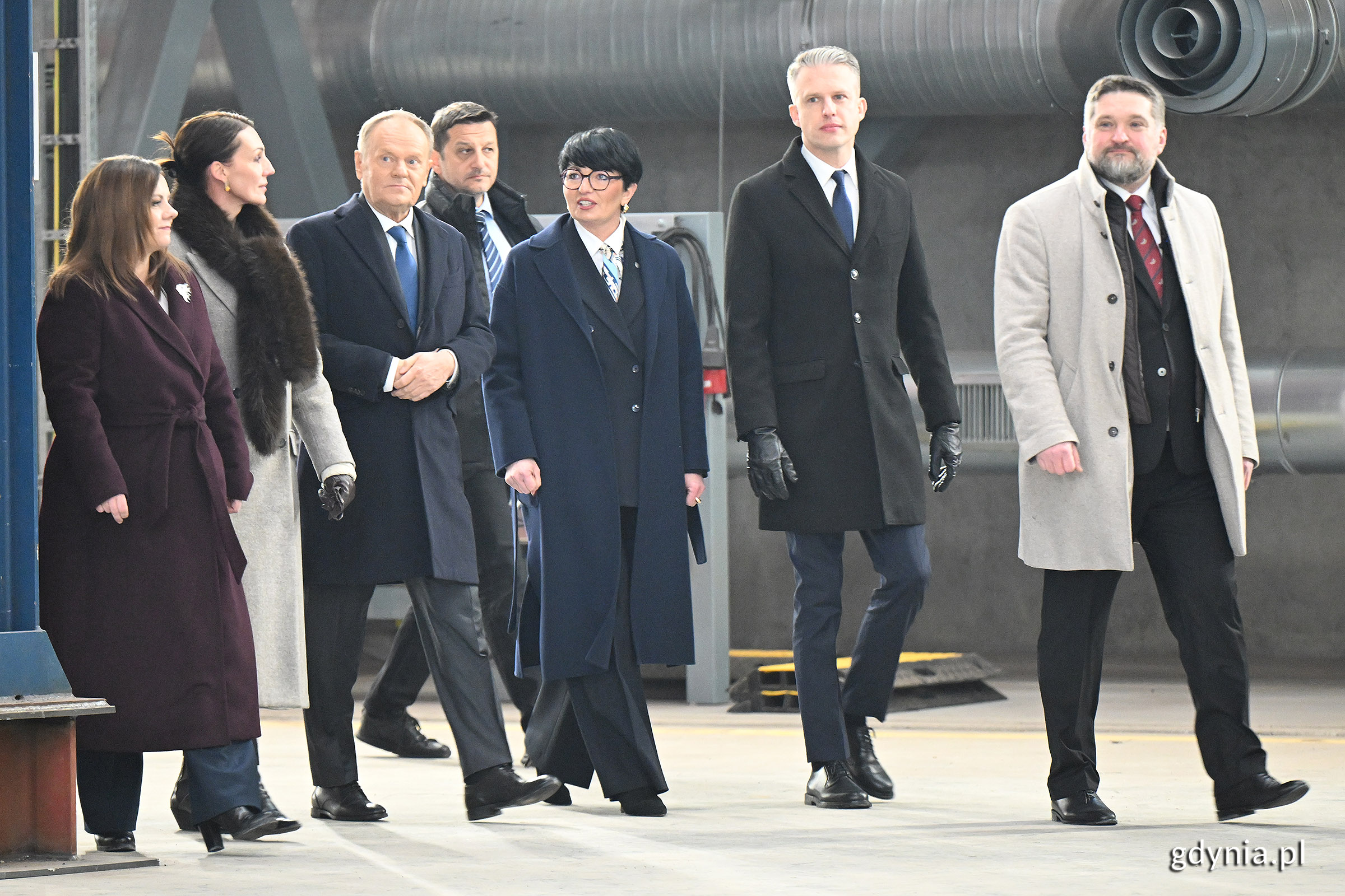 Od lewej: prezydent Gdyni Aleksandra Kosiorek, wojewoda pomorska Beata Rutkiewicz, premier Donald Tusk, Beata Koniarska - członkini zarządu PGZ Stoczni Wojennej i radna Sejmiku Wojew&oacute;dztwa Pomorskiego, Arkadiusz Marchewka - sekretarz stanu w Ministerstwie Infrastruktury oraz Tadeusz Szemiot - przewodniczący Rady Miasta Gdyni podczas spotkania w PGZ Stoczni Wojennej (fot. Michał Puszczewicz)