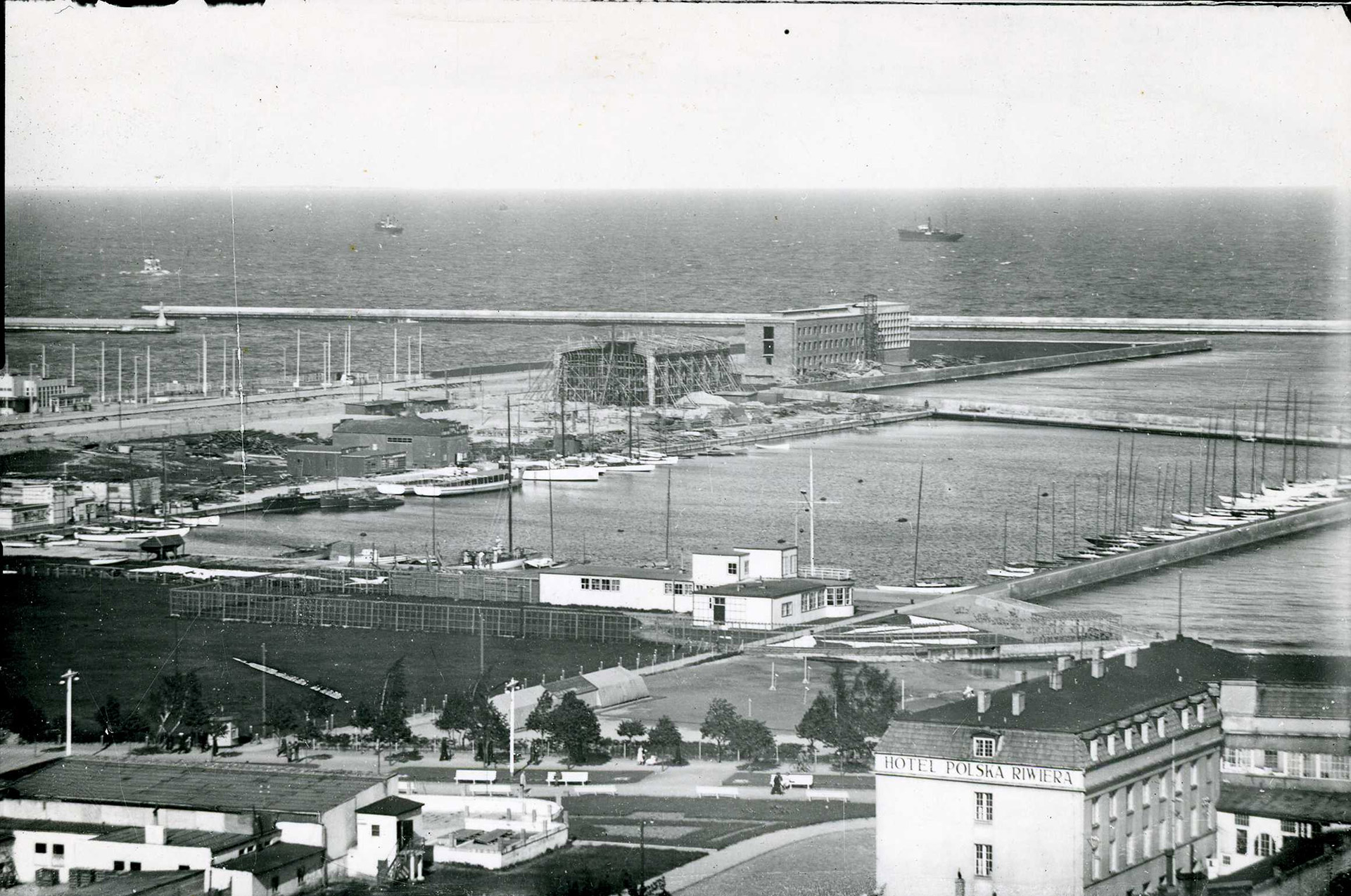Archiwalne zdjęcie Gdyni z 1938 roku. Budowa budynków na molo Południowym.