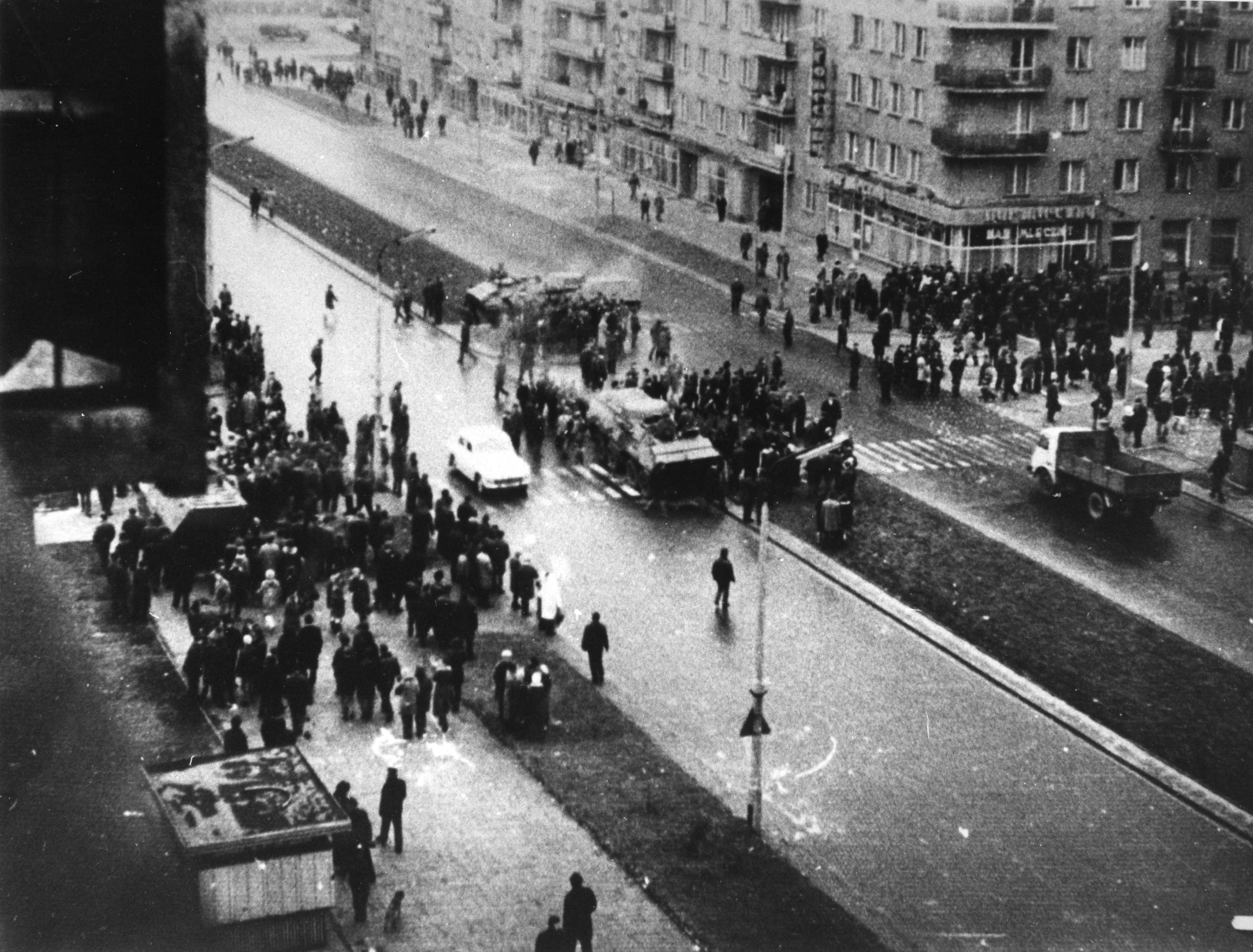 Skrzyżowanie ulic Władysława IV i Żwirki i Wigury w Gdyni. Grupy ludzi otaczają stojące tam transportery wojskowe // źródło: IPN