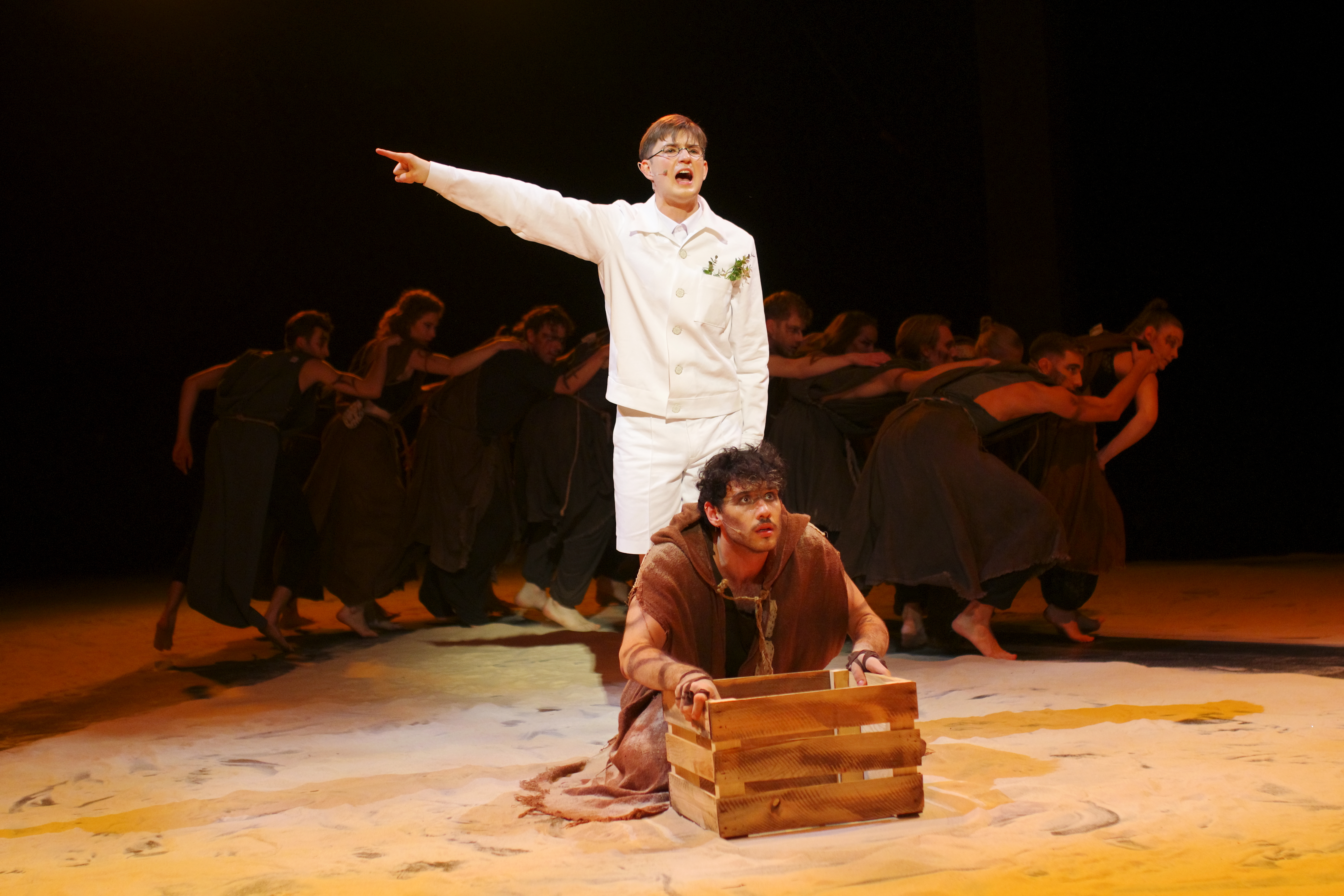 Scena zbiorowa w spektaklu „Mury Jerycha” w Teatrze Muzycznym // fot. Przemysław Burda