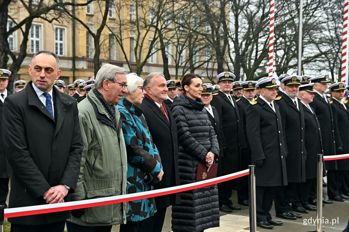 W uroczystości z okazji 25. rocznicy wstąpienia Polski do NATO, która odbyła się przy pomniku Polski Morskiej, wzięli udział m.in.: (od lewej) Grzegorz Kuleta - dyrektor biura senatorskiego Sławomira Rybickiego, radny Gdyni Zenon Roda, Joanna Zielińska - przewodnicząca Rady Miasta Gdyni, Wojciech Szczurek - prezydent Gdyni, Beata Rutkiewicz - wojewoda pomorska i przedstawiciele Marynarki Wojennej (fot. Magdalena Czernek)