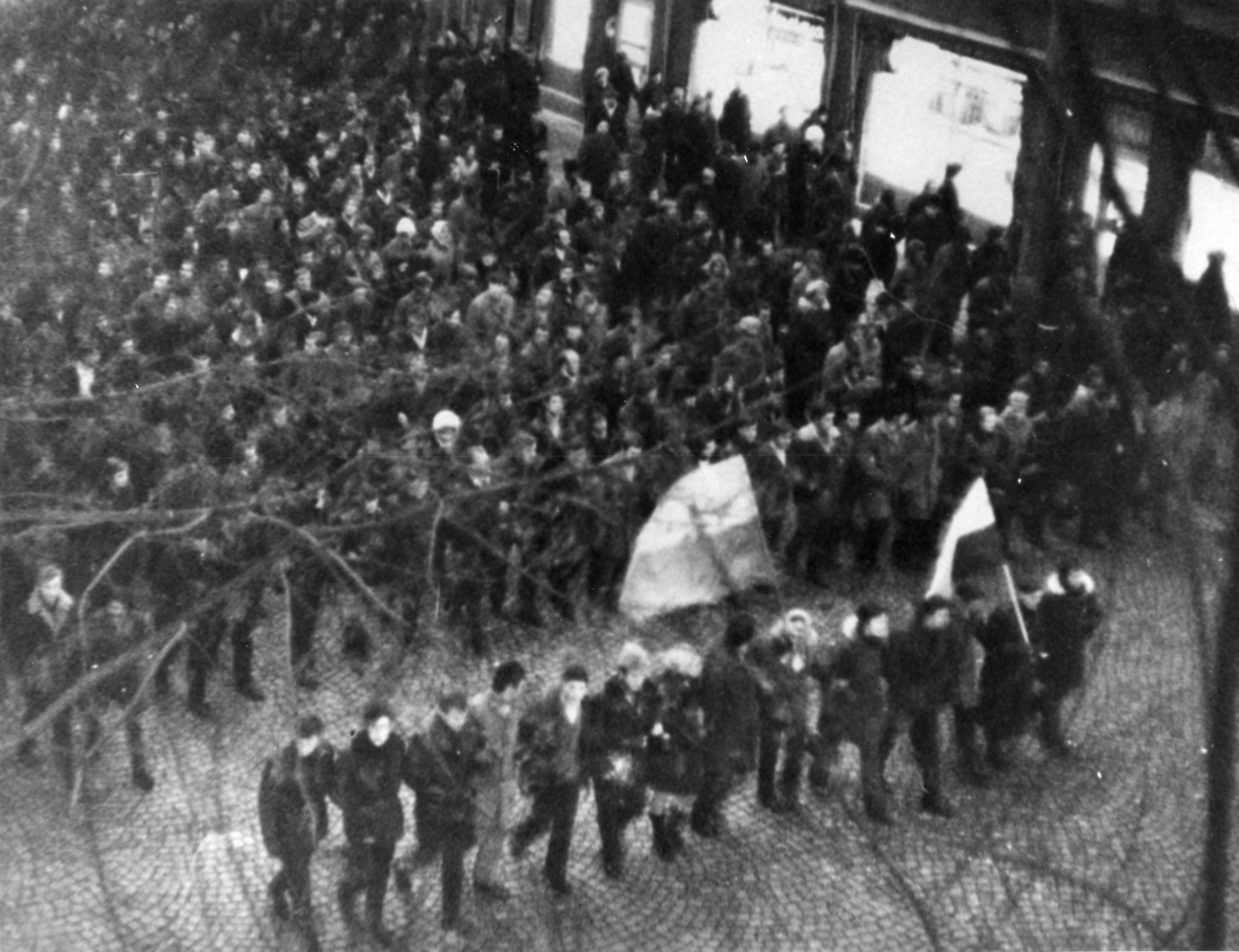 Demonstracja idąca ulicą Świętojańską w Gdyni // źródło: IPN