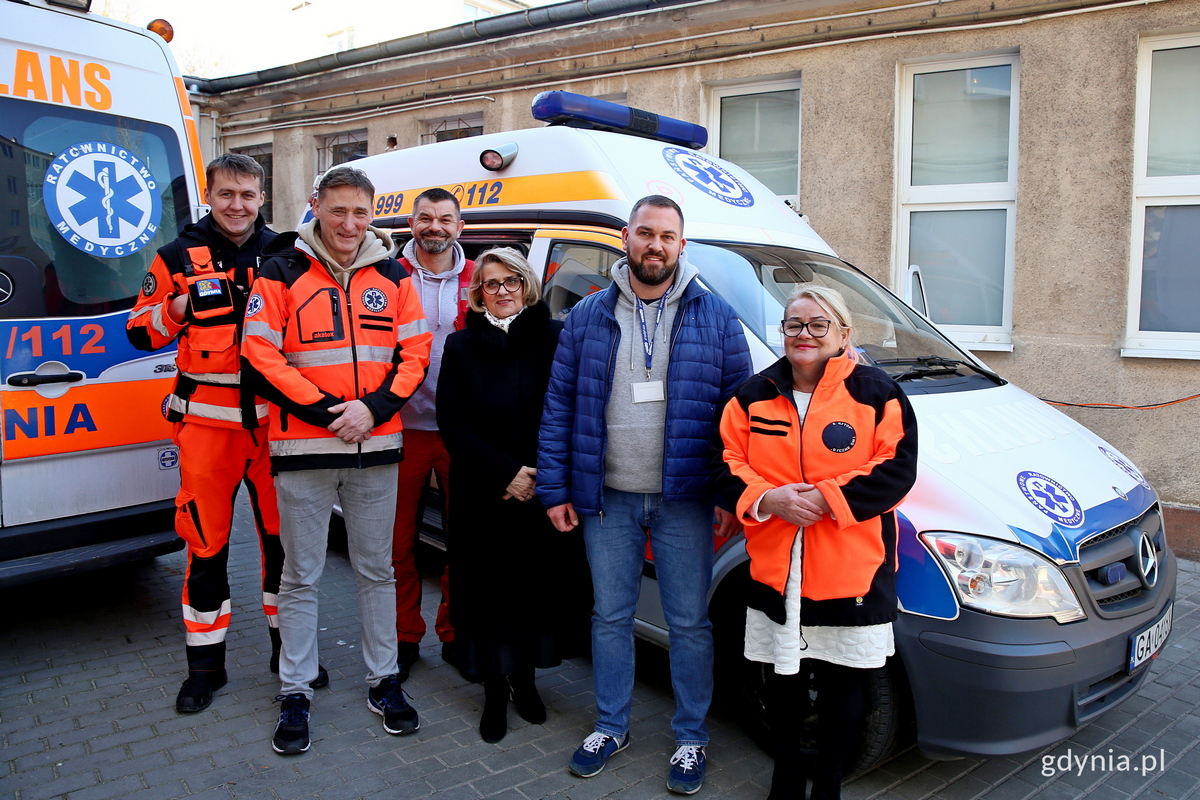 Wyjazd karetki doglądają od lewej: Beata Pająk-Michalik, dyrektor Miejskiej Stacji Pogotowia Ratunkowego w Gdyni; Jacek Adamonis, kierownik ds. ratownictwa medycznego; Gabriela Siwiecka, zastępca dyrektora ds. administracyjno-eksploatacyjnych; Krzysztof Czubieniak, ratownik medyczny; Sławomir Blachowski, kierownik ds. transportu; Mateusz Ostarwowski, ratownik medyczny. Fot. Przemysław Kozłowski