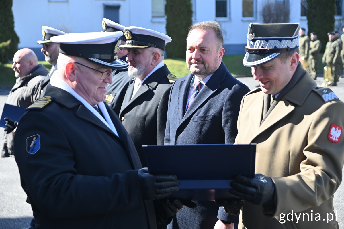 komendant Sławomir Woźniak, wiceprezydent Marek Łucyk i gen. bryg. Karol Molenda, dowódca Komponentu Wojsk Obrony Cyberprzestrzeni
