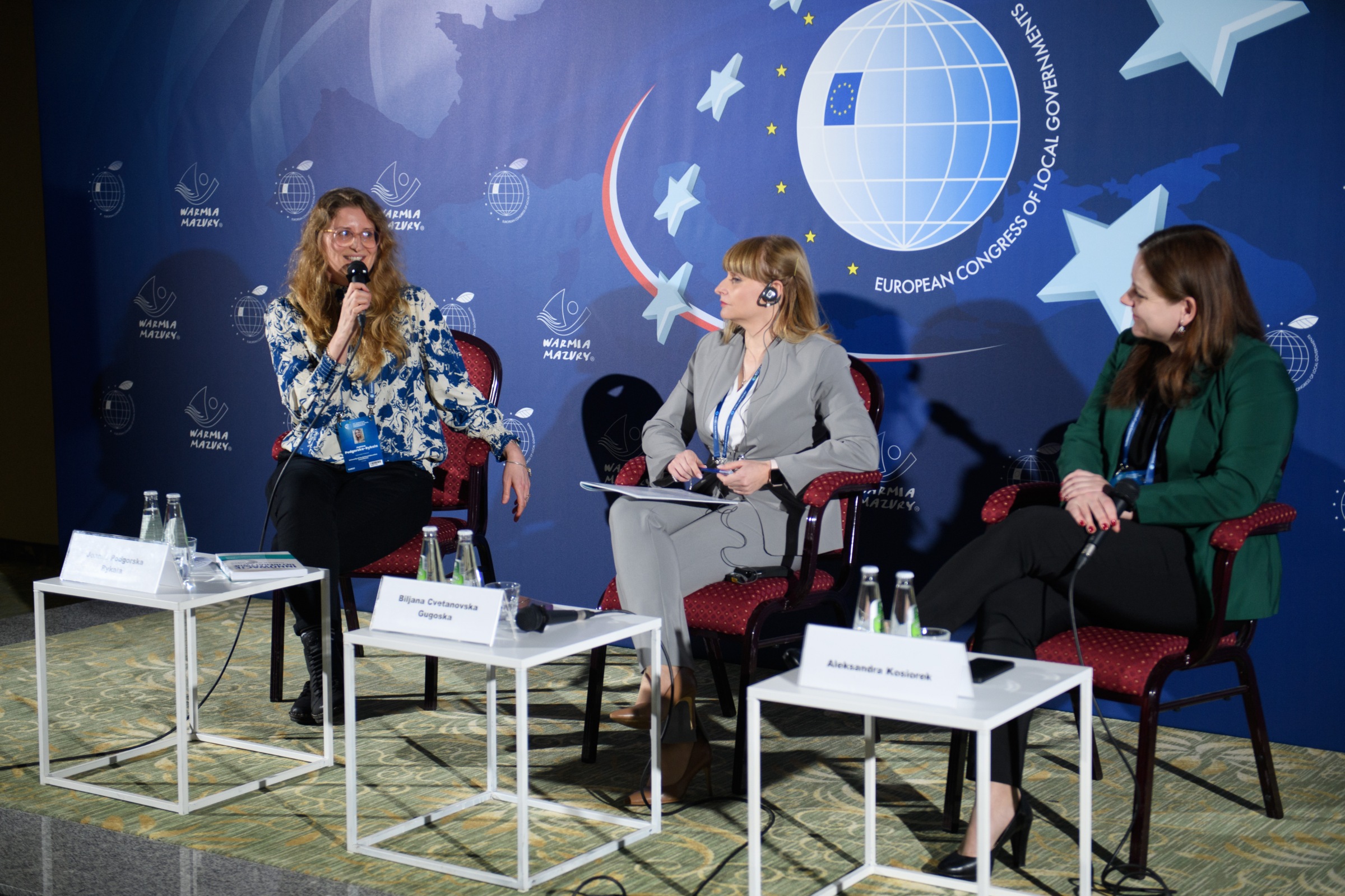 Od prawej: prezydent Gdyni Aleksandra Kosiorek, Biljana Cvetanovska-Gugoska – specjalistka ds. programu, szefowa jednostki ds. zarządzania demokratycznego Programu Narodów Zjednoczonych ds. Rozwoju oraz prowadząca panel Joanna Podgórska-Rykała podczas dyskusji w ramach  X Europejskiego Kongresu Samorządów (fot. Europejski Kongres Samorządów)