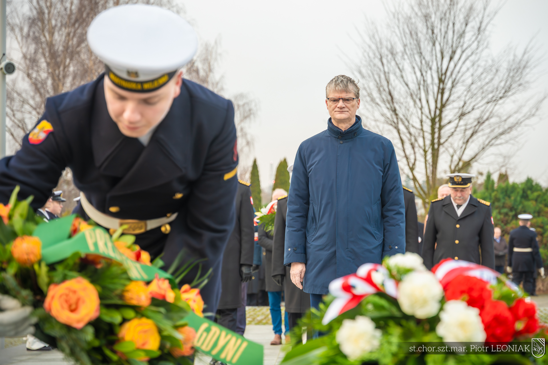 Wiceprezydent Gdyni Rafał Geremek składający kwiaty podczas uroczystości upamiętniających marynarzy represjonowanych przez władze komunistyczne w okresie powojennym (fot. st. chor. szt. mar. Piotr Leoniak/ 3. Flotylla Okręt&oacute;w)