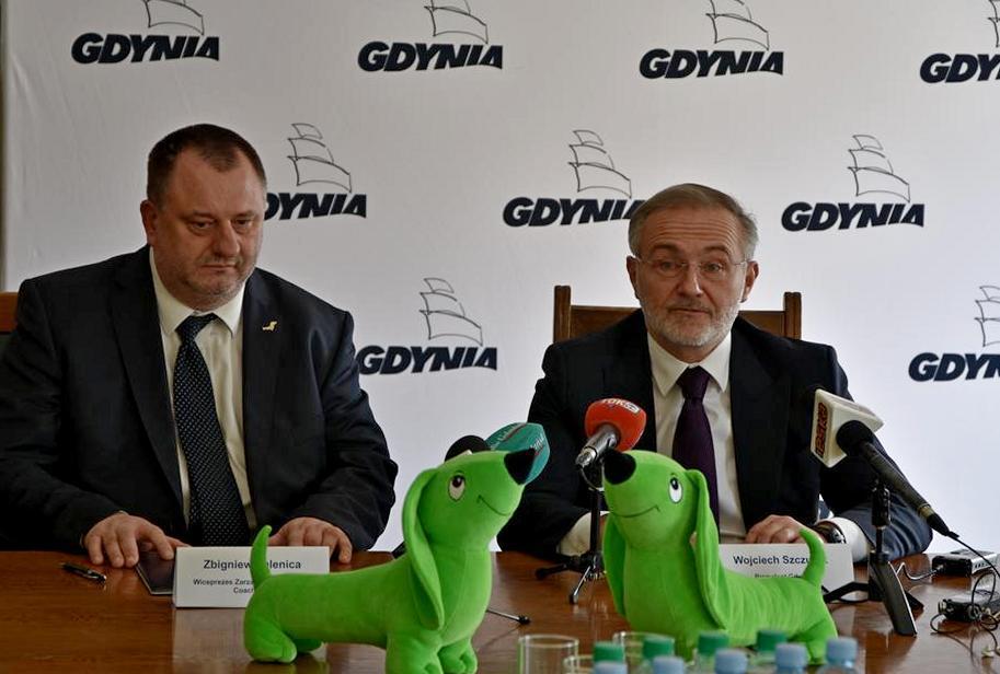 Umowę na dostawę 30 nowych trolejbusów podpisali prezydent Gdyni Wojciech Szczurek i wiceprezes Solaris Bus & Coach, Zbigniew Palenica, fot. Lechosław Dzierżak