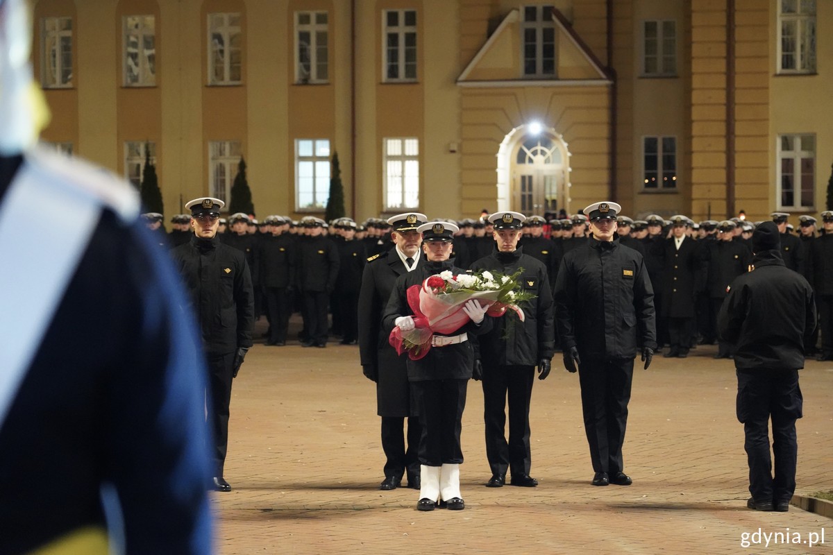 Kwiaty pod pomnikiem Bohaterów Westerplatte składają m.in. kontradmirał prof. dr hab. Tomasz Szubrycht, rektor Akademii Marynarki Wojennej i bosman podchorąży Piotr Wiśniewski, student AMW 