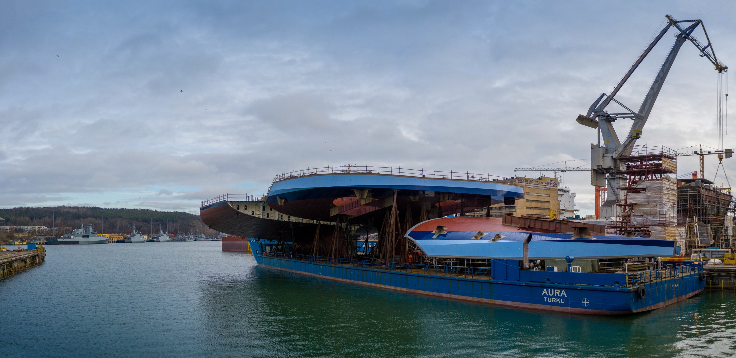Transport megabloków ze stoczni Crist w Gdyni, fot. mat. prasowe Crist