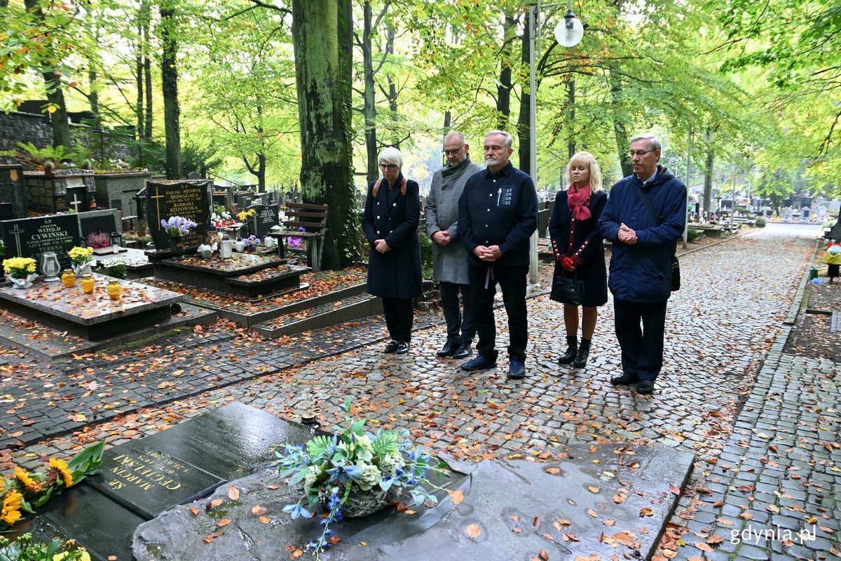 Od lewej: Joanna Zielińska - przewodnicząca Rady Miasta Gdyni, wiceprezydent Michał Guć, prezydent Gdyni Wojciech Szczurek z żoną Barbarą oraz radny Zenon Roda przy grobie Franciszki Cegielskiej na Cmentarzu Witomińskim 