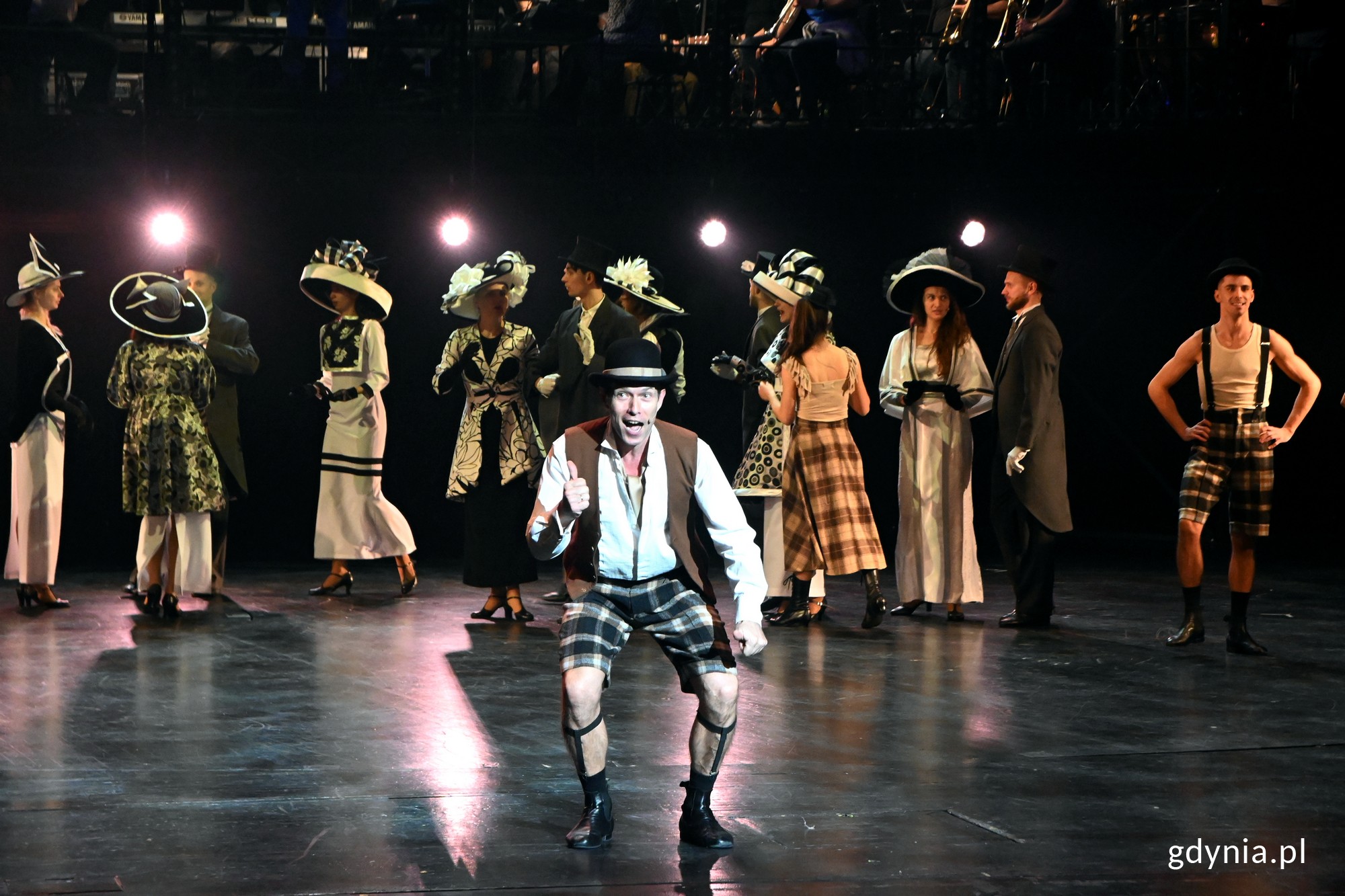 Zdjęcie z próby koncertu sylwestrowego „Rewia 90 & British”  w Teatrze Muzycznym. Scena zbiorowa // fot. Magdalena Czernek
