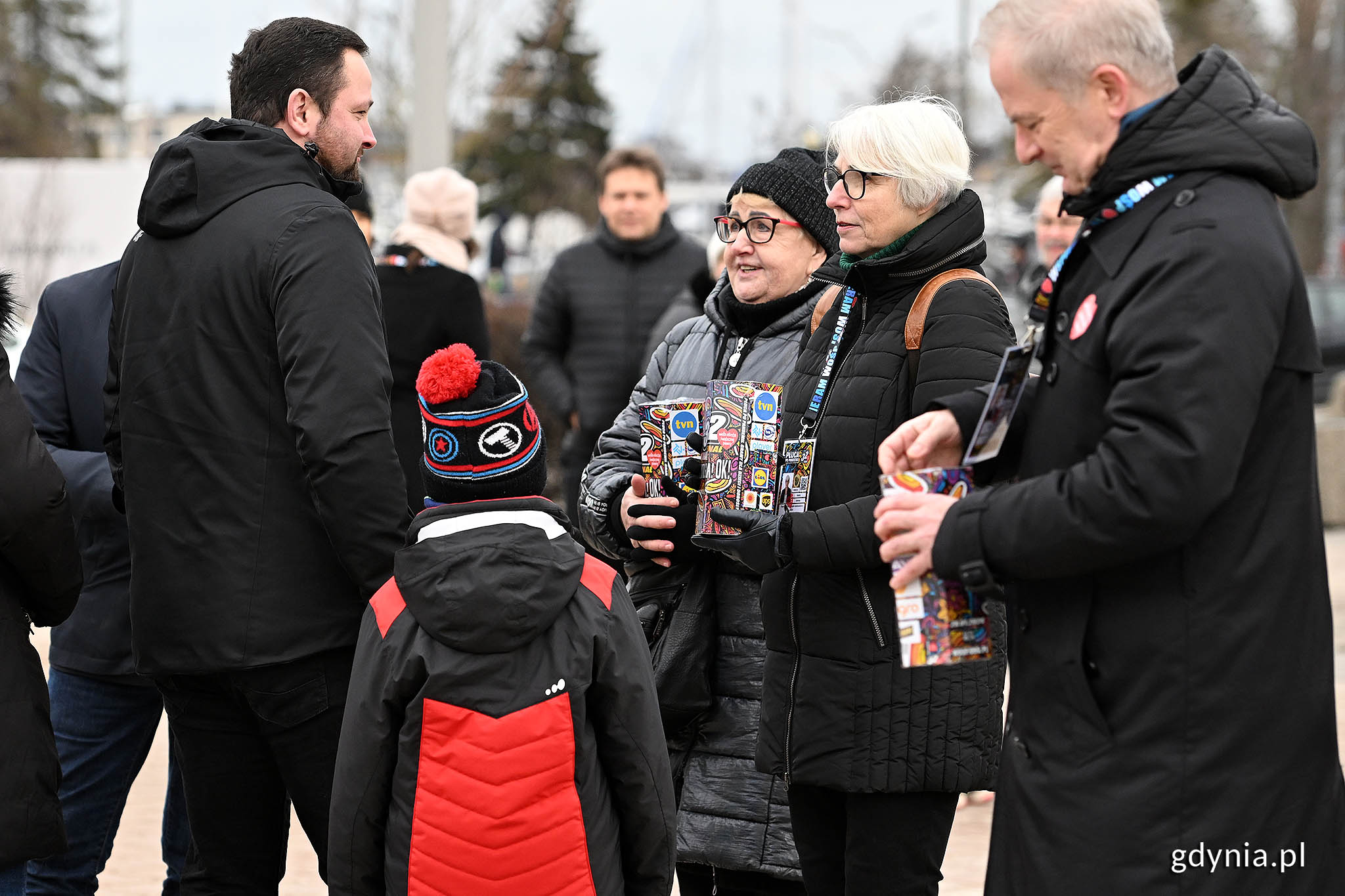 Wolontariusze WOŚP zbierają na ulicy pieniądze.