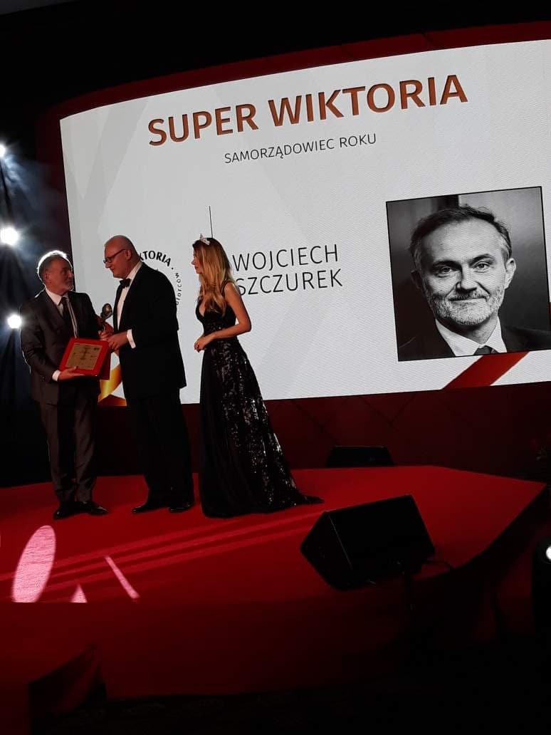 Prezydent Gdyni Wojciech Szczurek odbiera statuetkę Superwiktoria w kategorii Samorządowiec Roku // fot. materiały prasowe