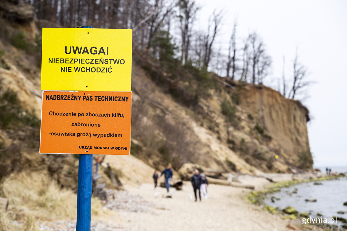 Tablice ostrzegające przed niebezpieczeństwem i zakazujące wejścia pod klif ustawione przez Urząd Morski w Gdyni. Fot. Przemysław Kozłowski