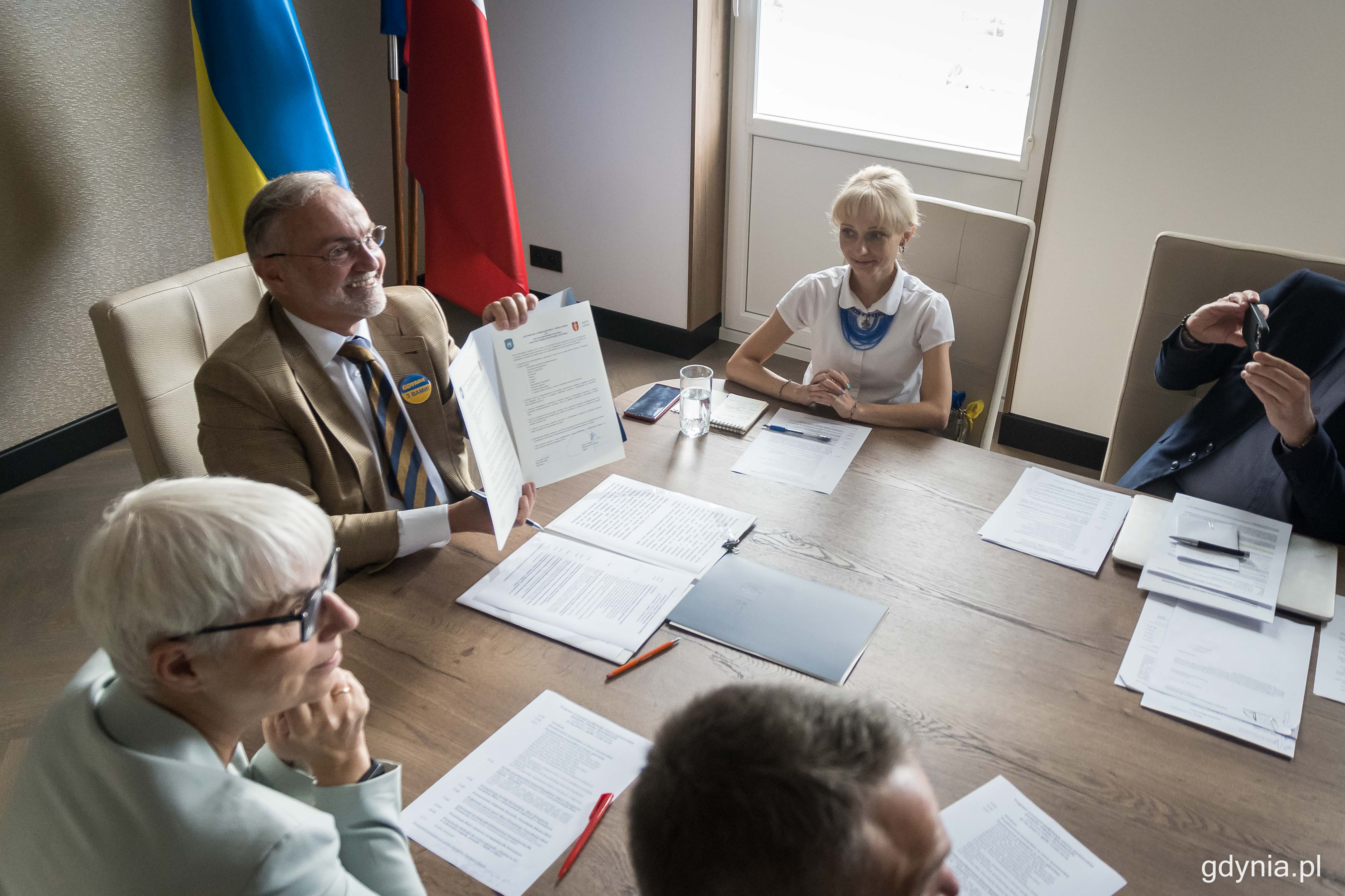 Prezydent Gdyni, Wojciech Szczurek prezentuje podpisaną umowę partnerską z Żytomierzem, fot. Kamil Złoch