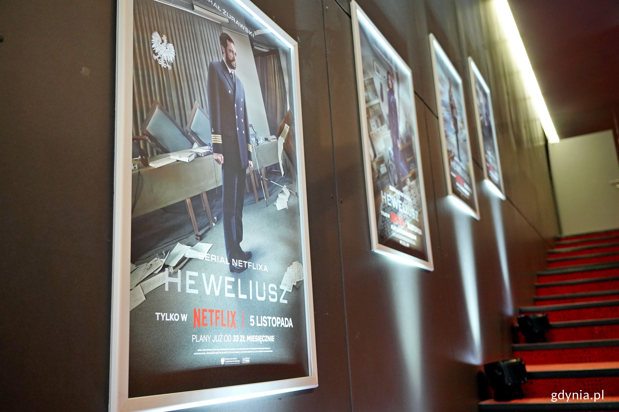 Plakaty promujące serial „Heweliusz” rozwieszone w przestrzeni Gdyńskiego Centrum Filmowego (fot. Magdalena Czernek)
