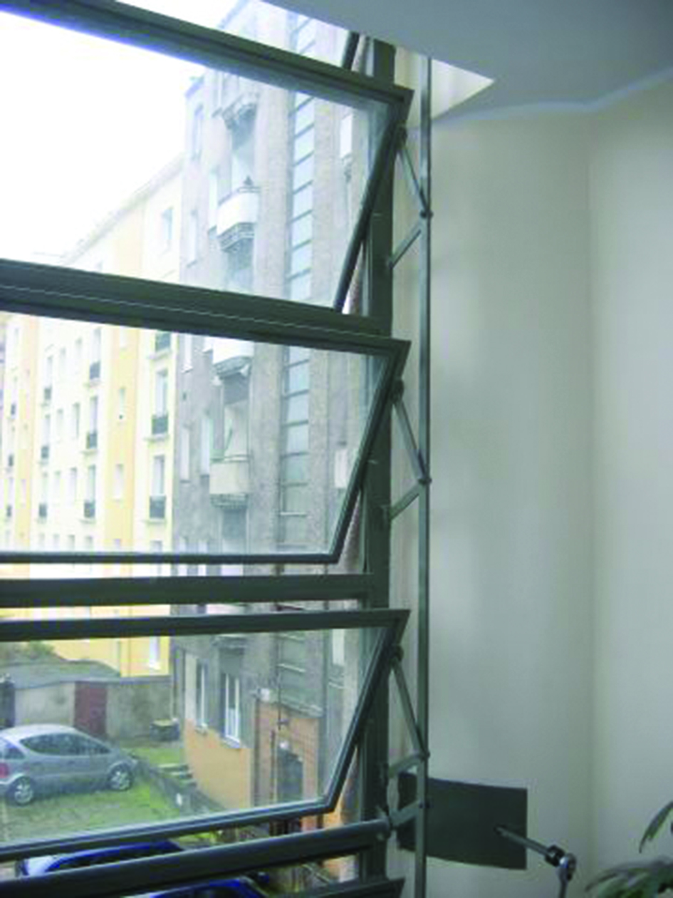 Uchylne okna klatek schodowych w budynku przy ul. 3 Maja 27-31 (Śródmieście)