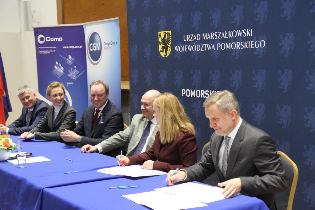 Umowę dotyczącą projektu podpisują Jolanta Sobierańska-Grenda, prezes Szpitali Pomorskich (druga od prawej) i Dariusz Nałęcz, wiceprezes spółki (pierwszy od prawej), fot. Aleksander Olszak / pomorskie.eu