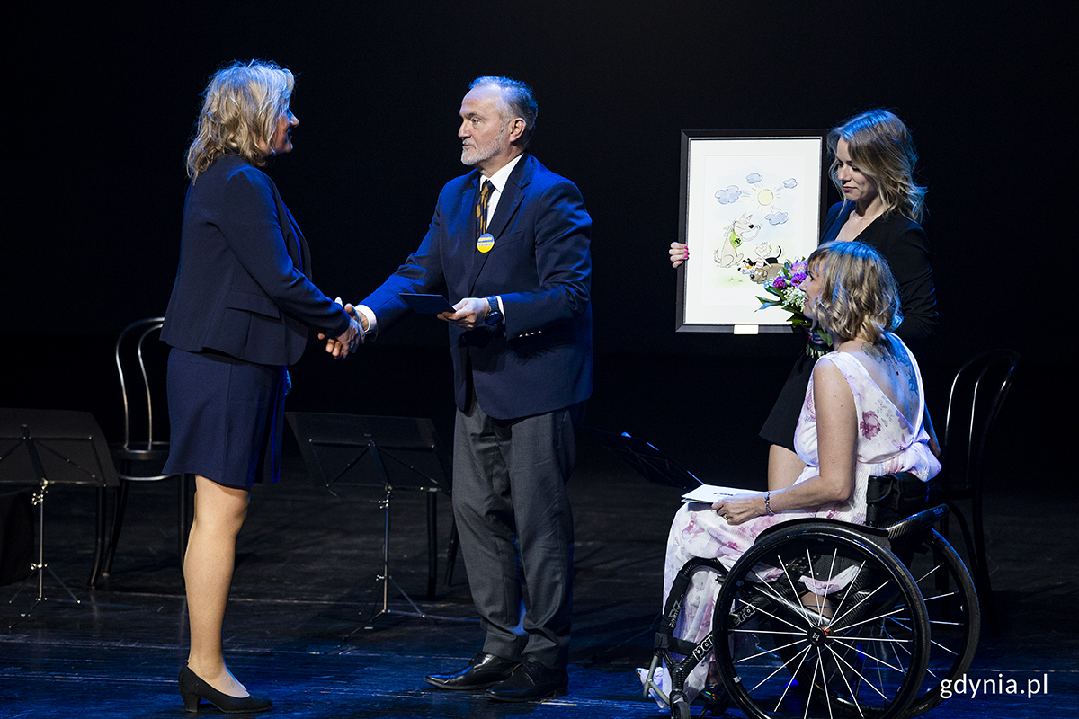 Medal "Gdynia bez barier" odbiera z rąg prezydenta Gdyni Wojciecha Szczurka Magdalena Madajczyk, preze Fundacji Dogtor. Fot. Przemysław Kozłowski