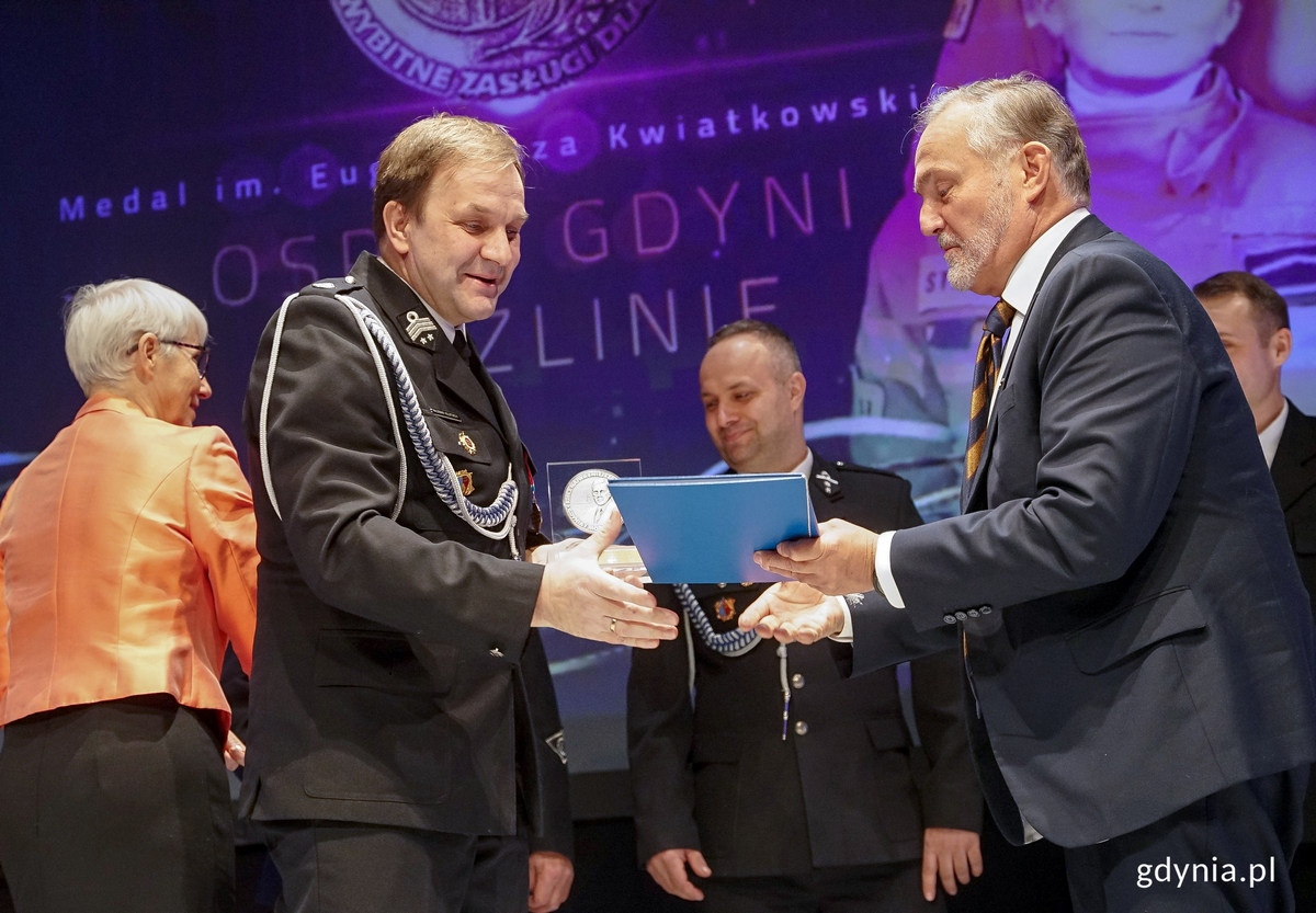 Nagrodę w imieniu OSP Wiczlino odebrał prezes Waldemar Kolatowski. Fot. Mirosław Pieślak